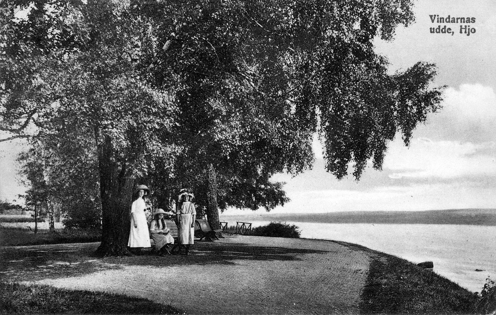 Old black and white photo of Hjo town park - women by the lake shore. 