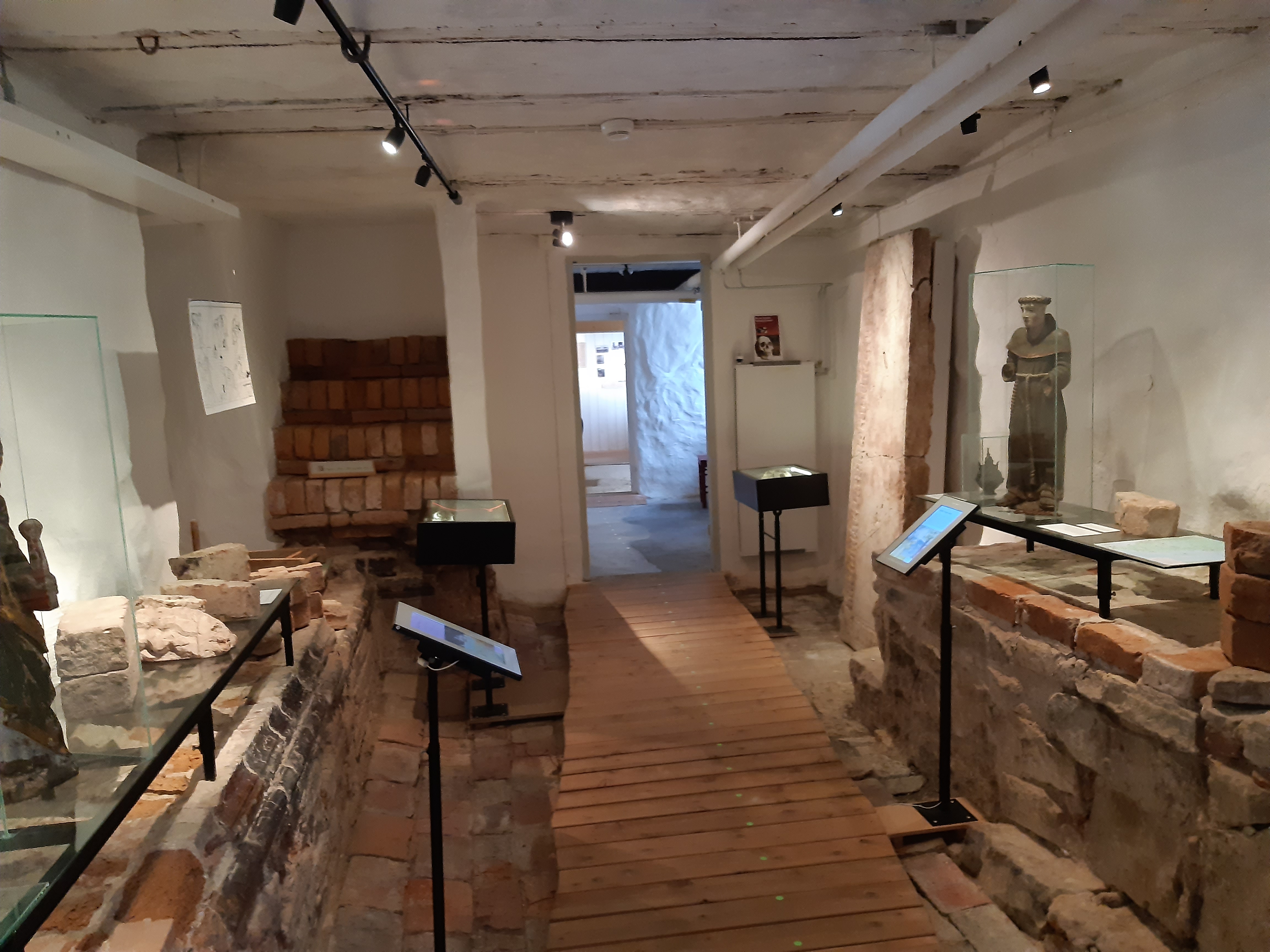 Ett rum med låga murrester från ett gammalt kloster.