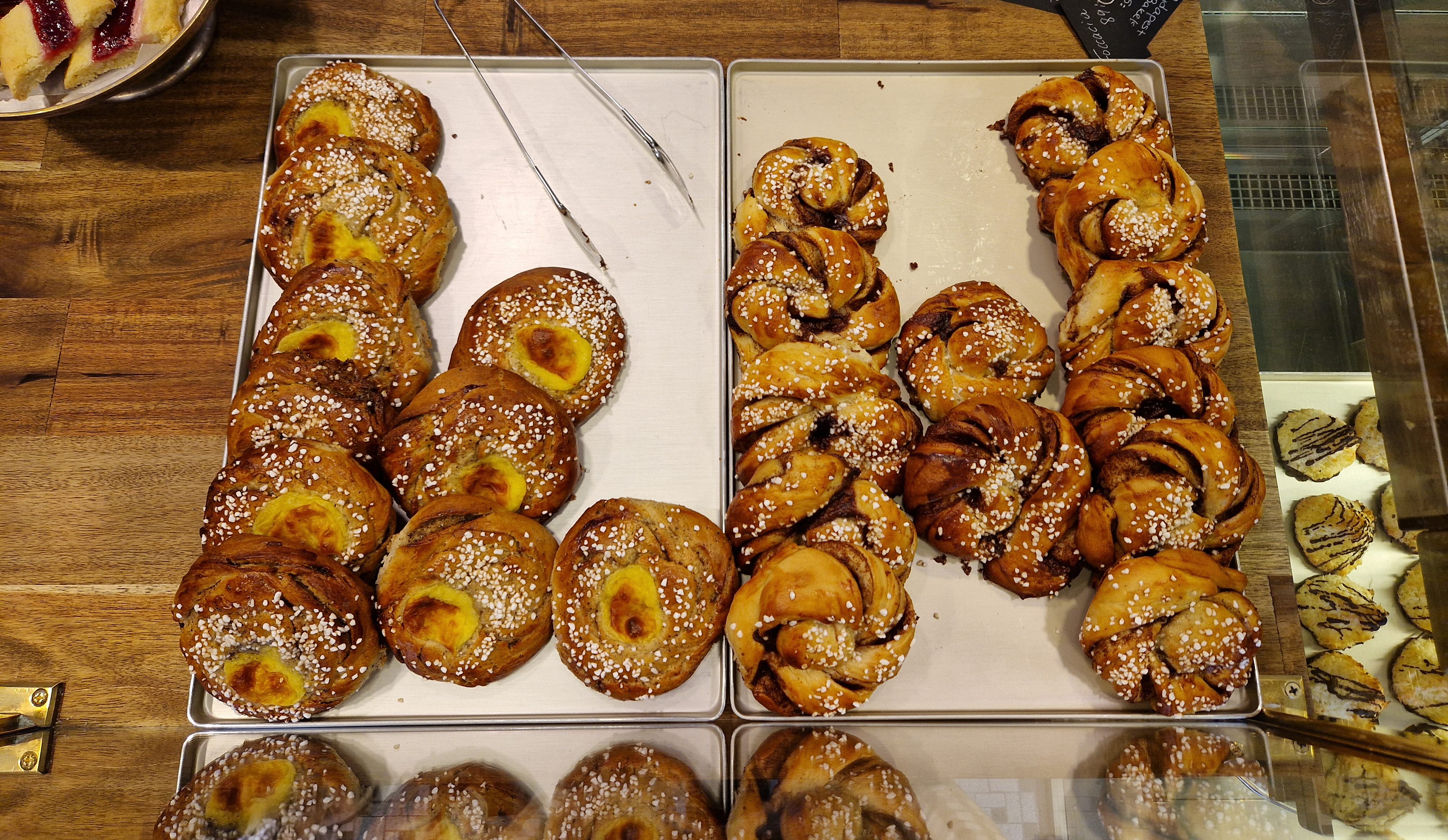 Två olika sorters bullar på två plåtar.