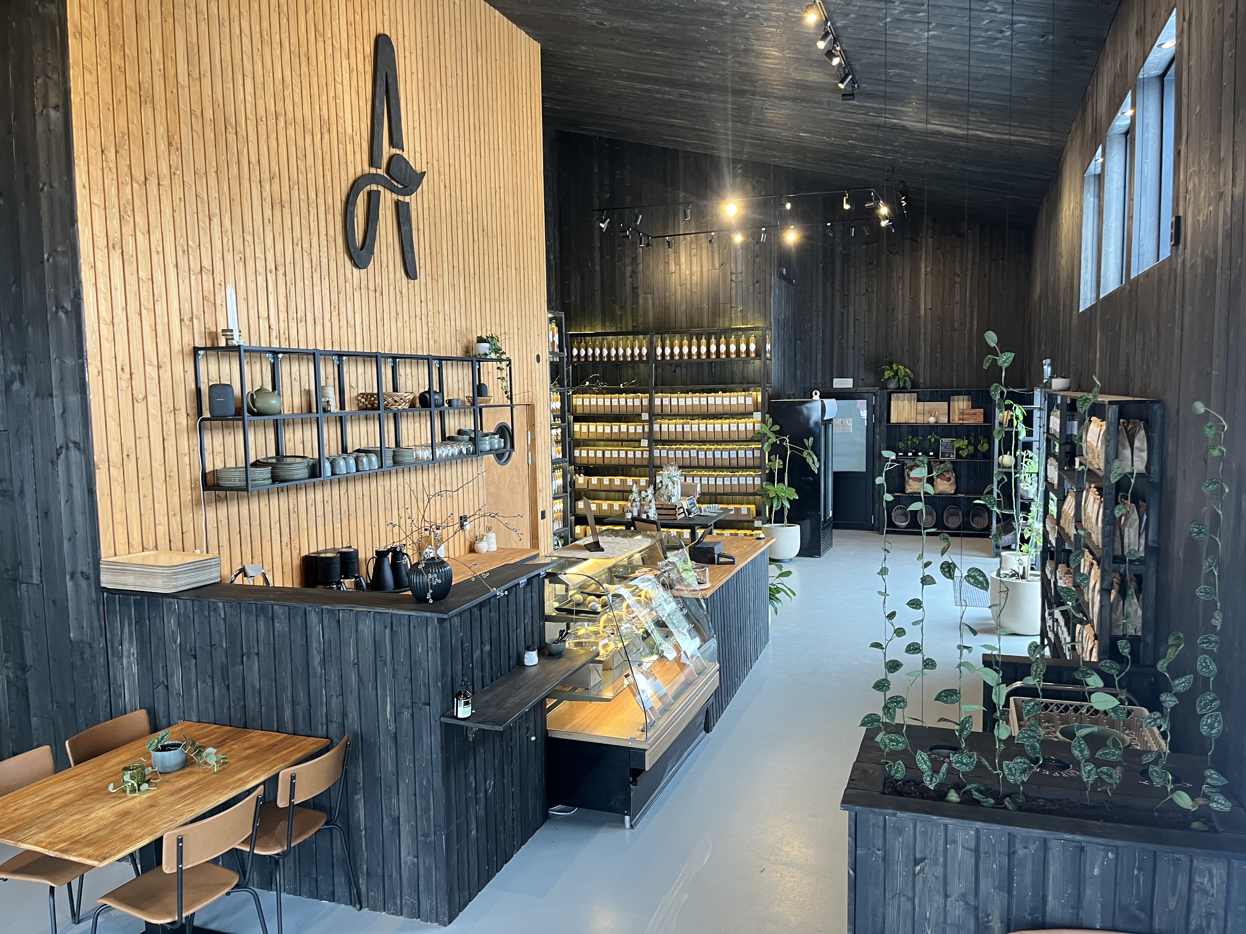 Interiörbild från Alekärr, en svart disk med fika. 