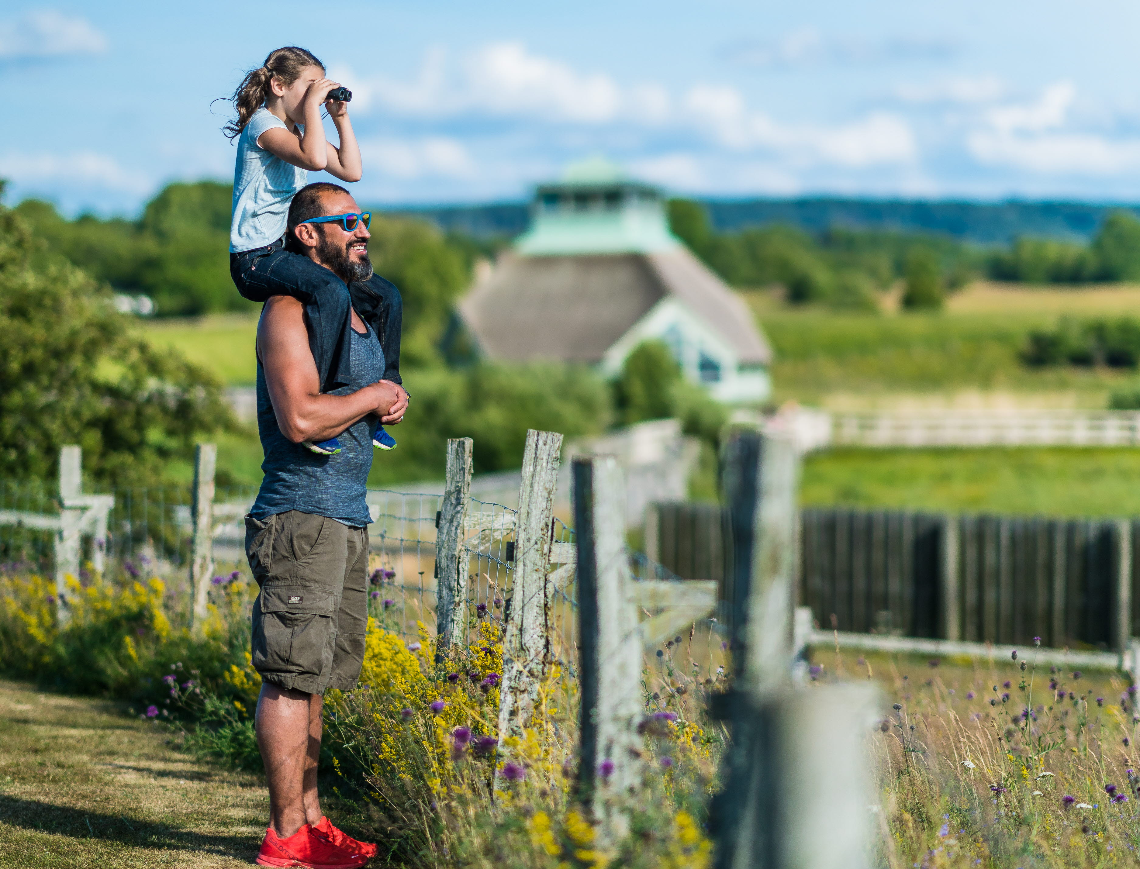 Barnfamilj vid Hornborga naturum
