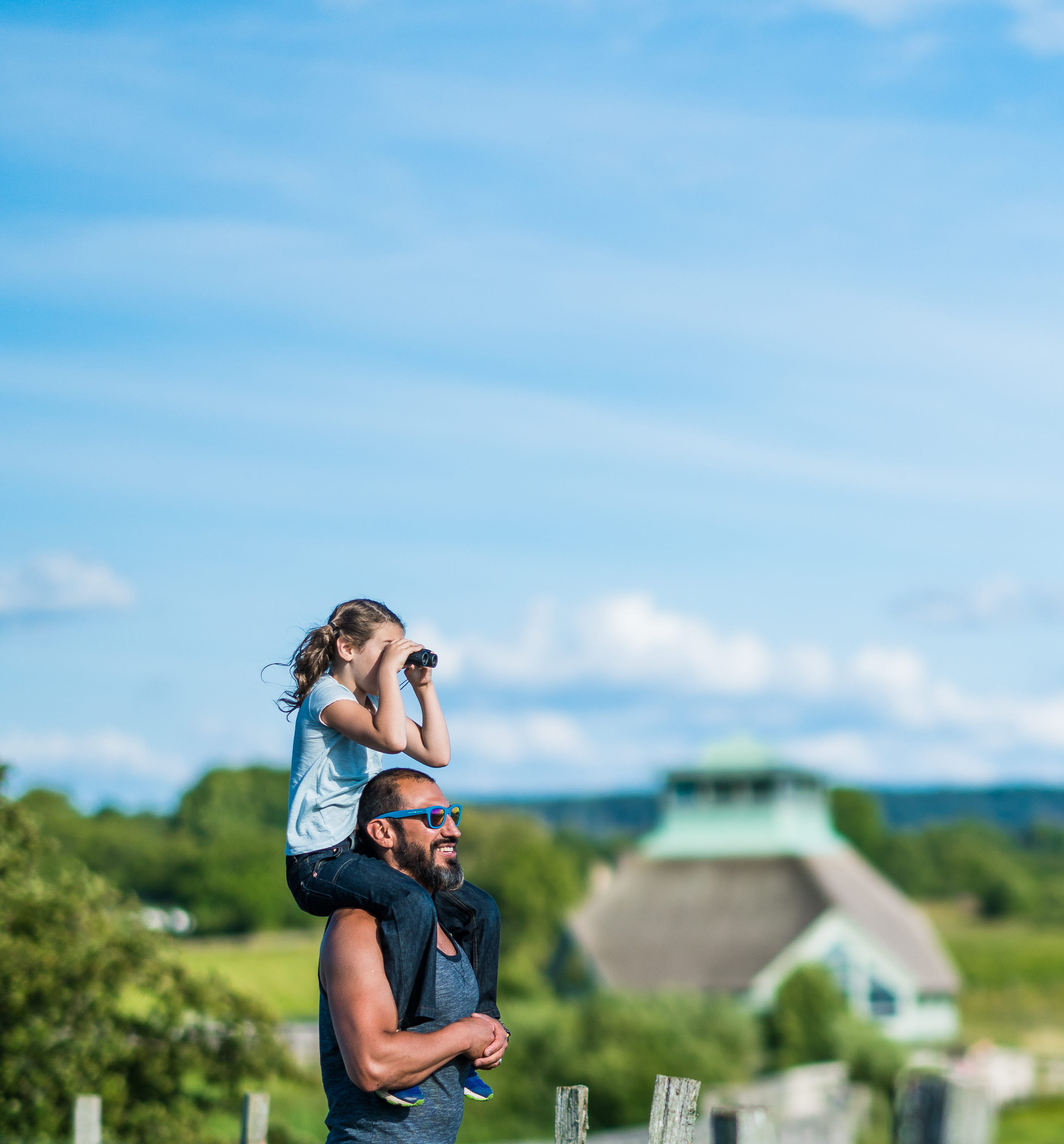 Barnfamilj vid Hornborga naturum