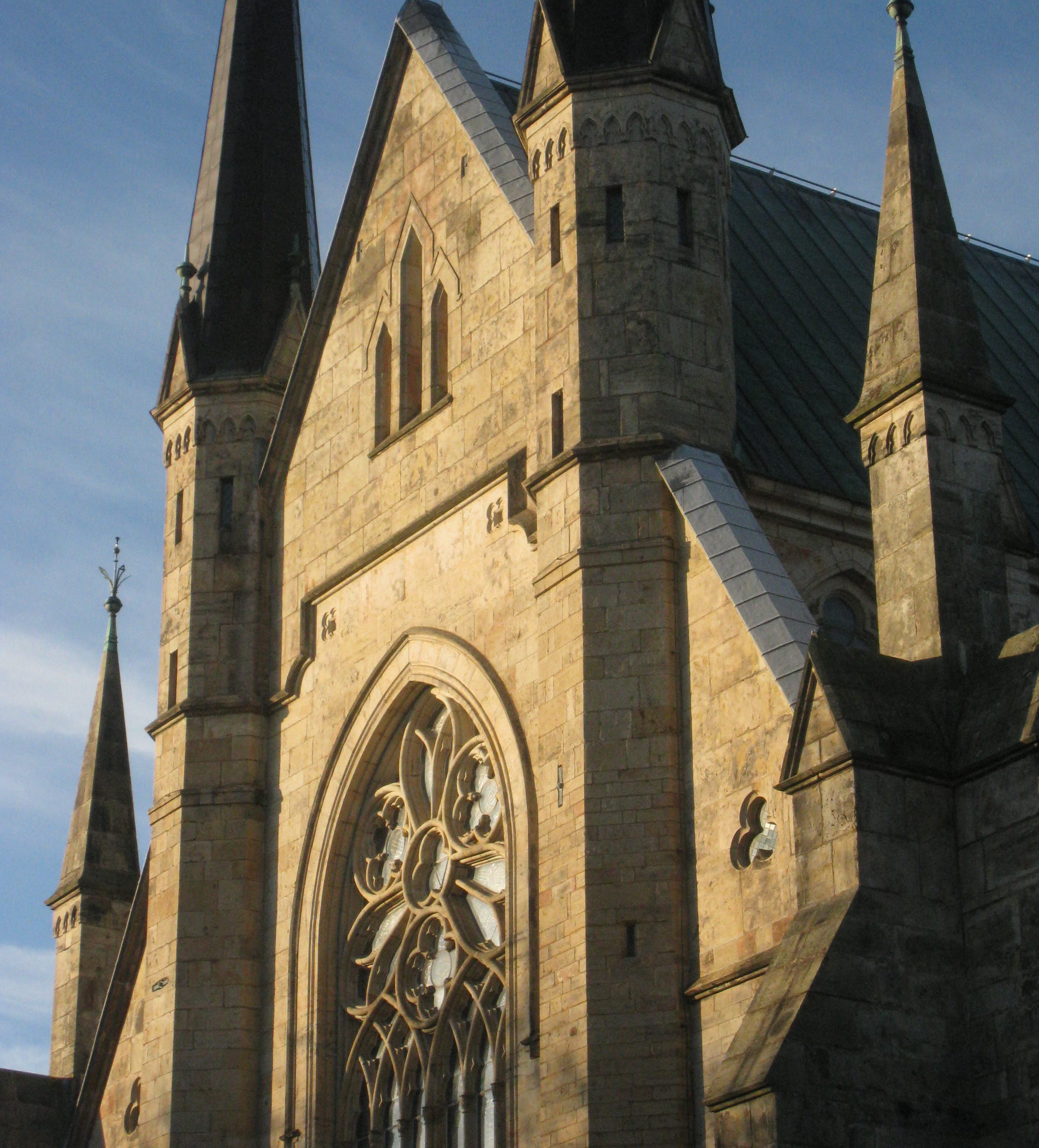 Exteriör bild på domkyrkan med torn och vackra fönster.