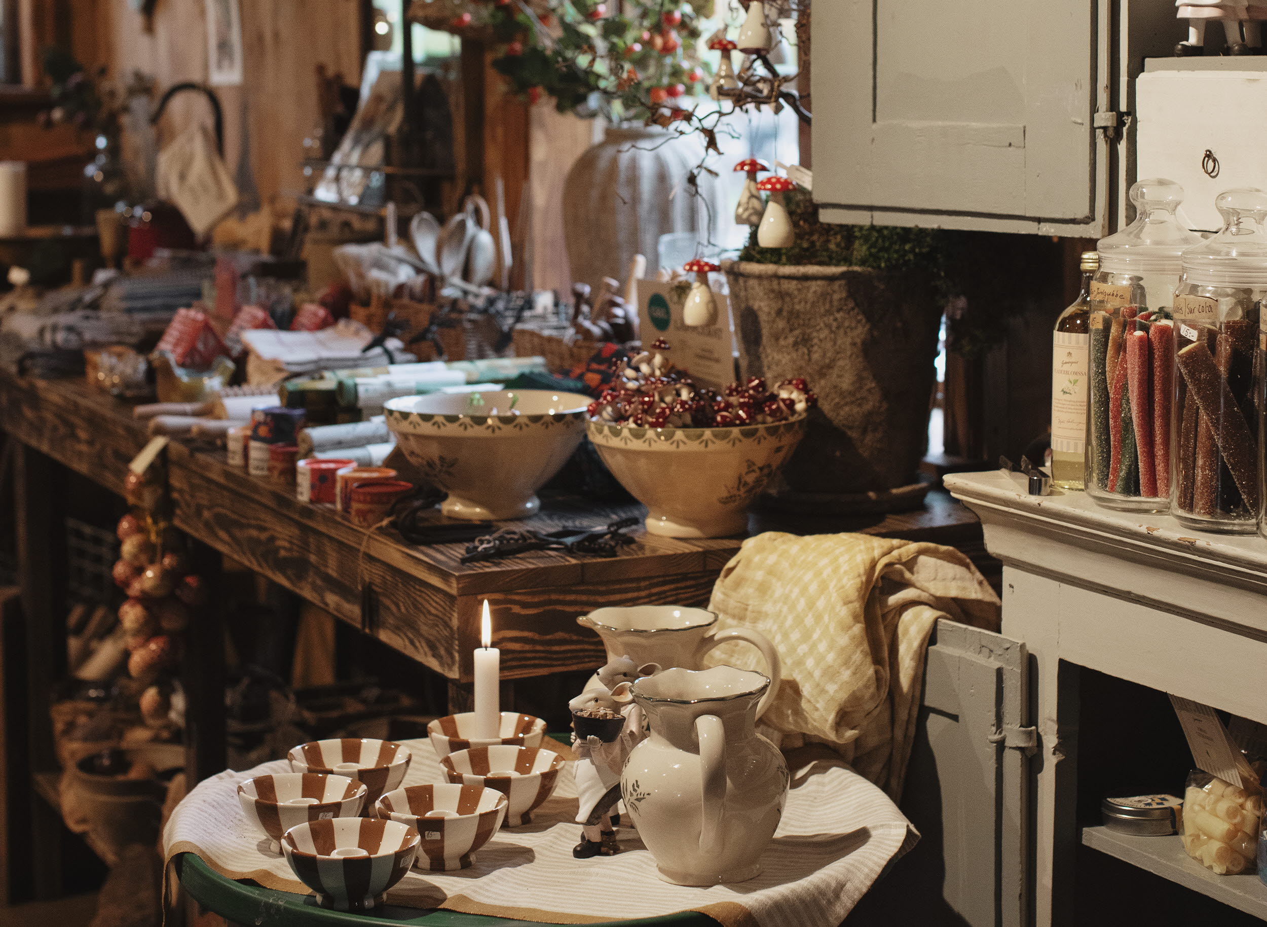 Inredningsbutik med olika skålar, koppar och ljusstakar.