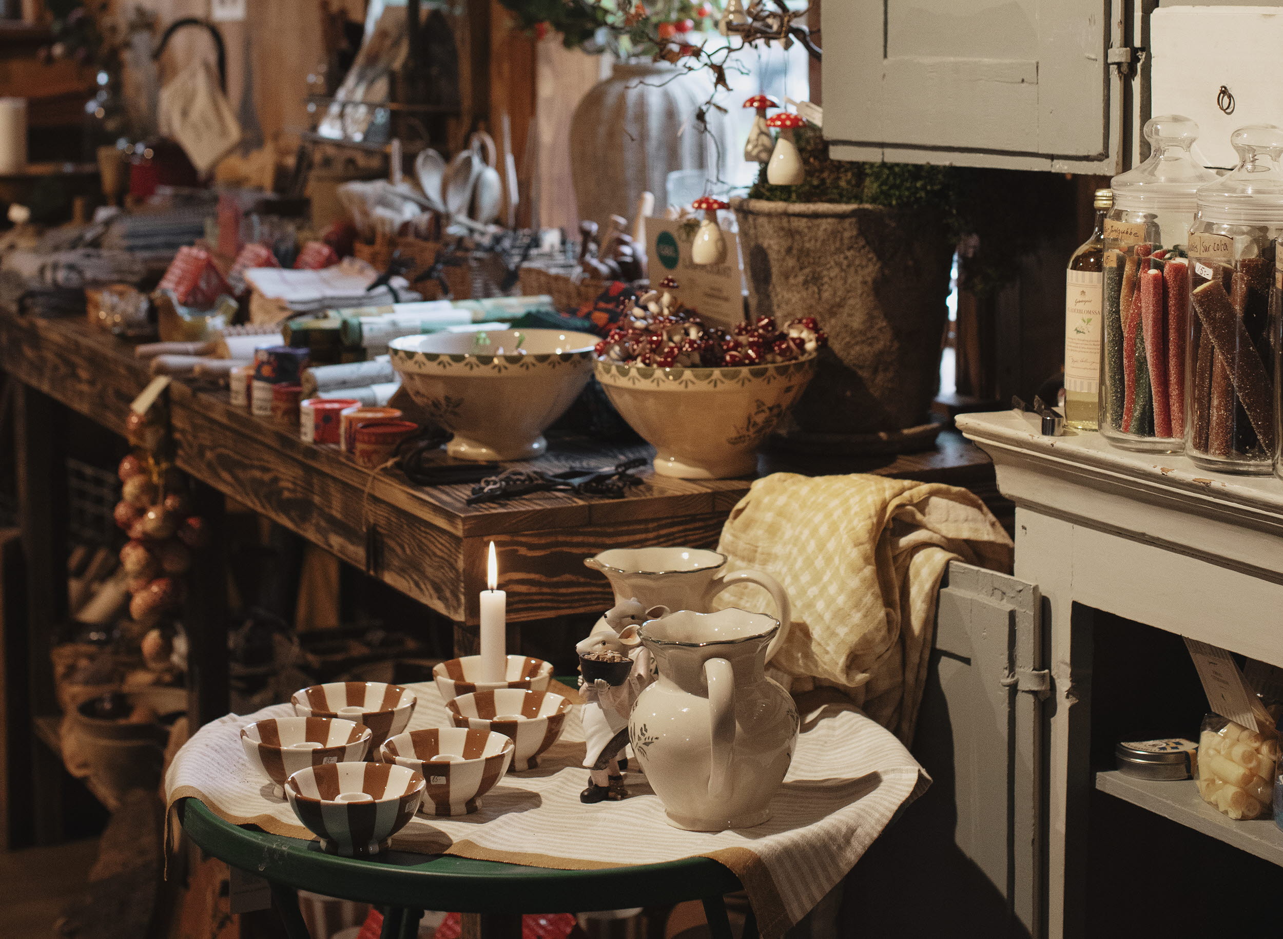 Inredningsbutik med olika skålar, koppar och ljusstakar.