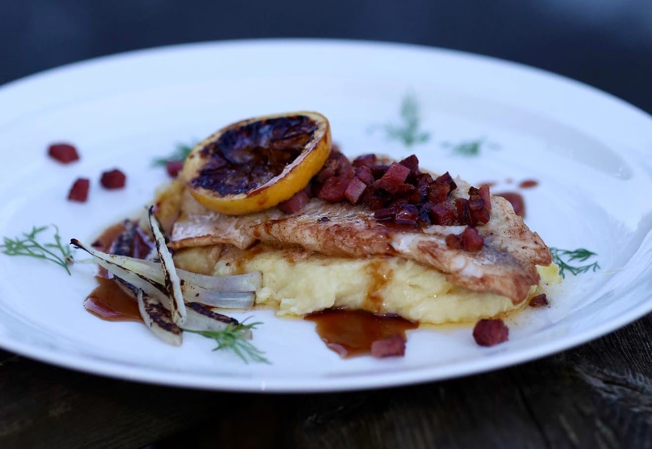 Närbild på en tallrik med mat på.