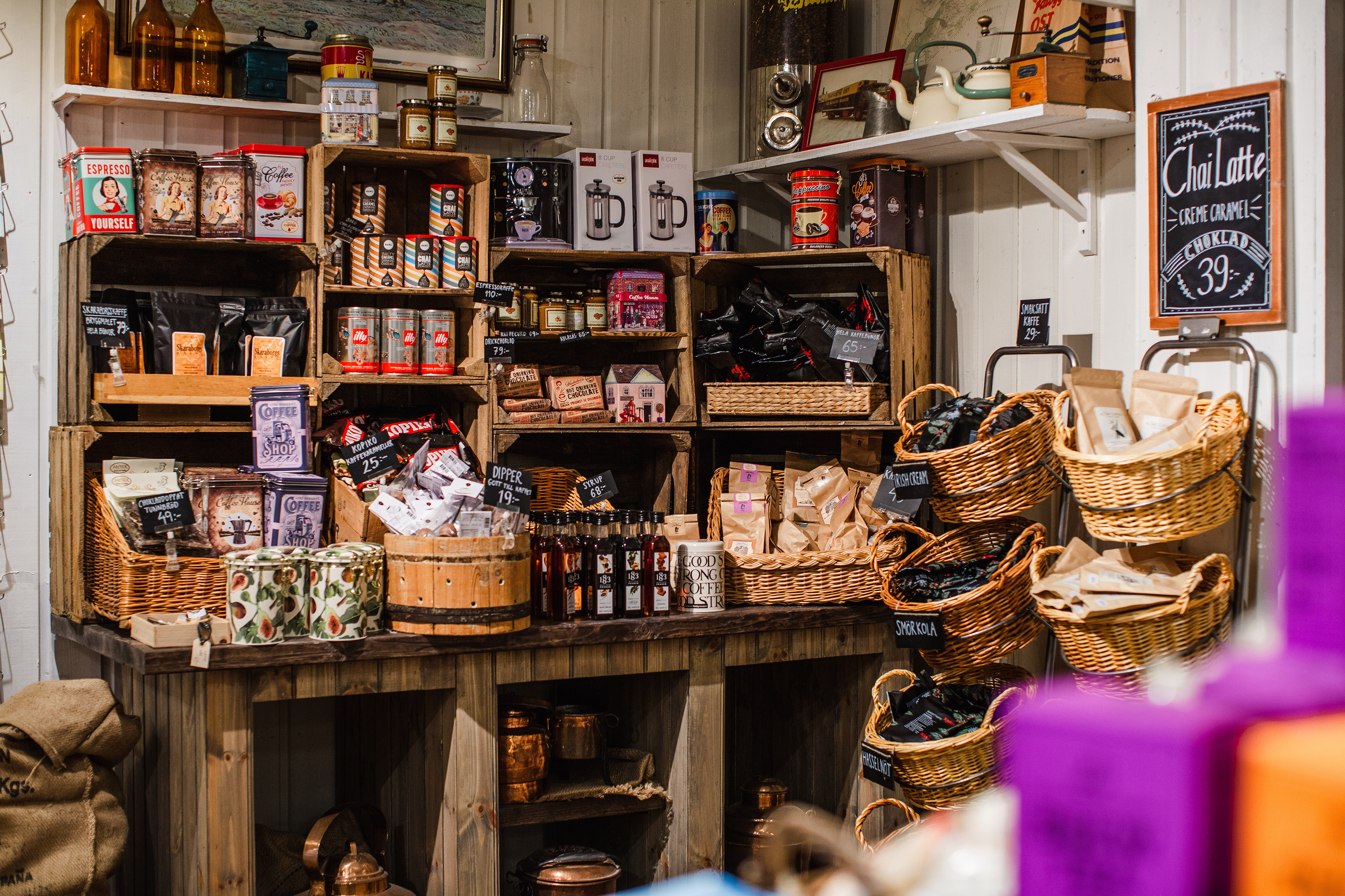 Trälådor och korgar fyllda med olika varor. 