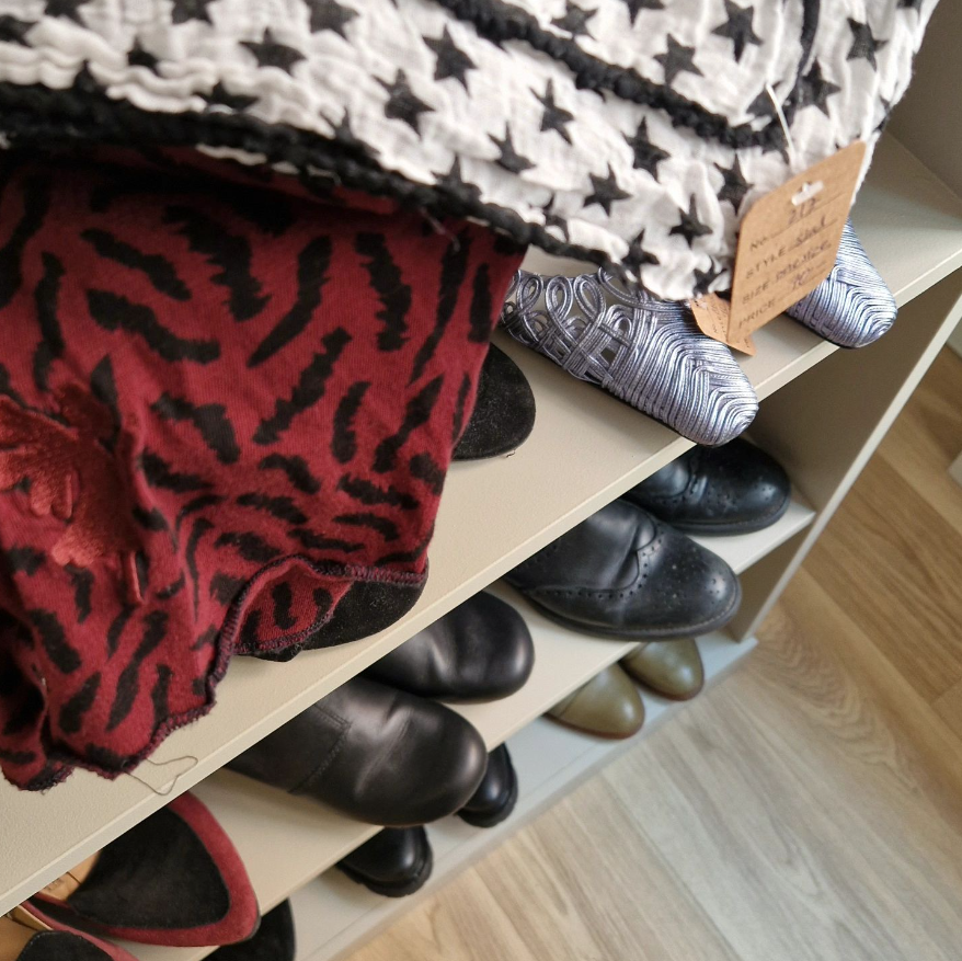 En hylla med kläder och skor