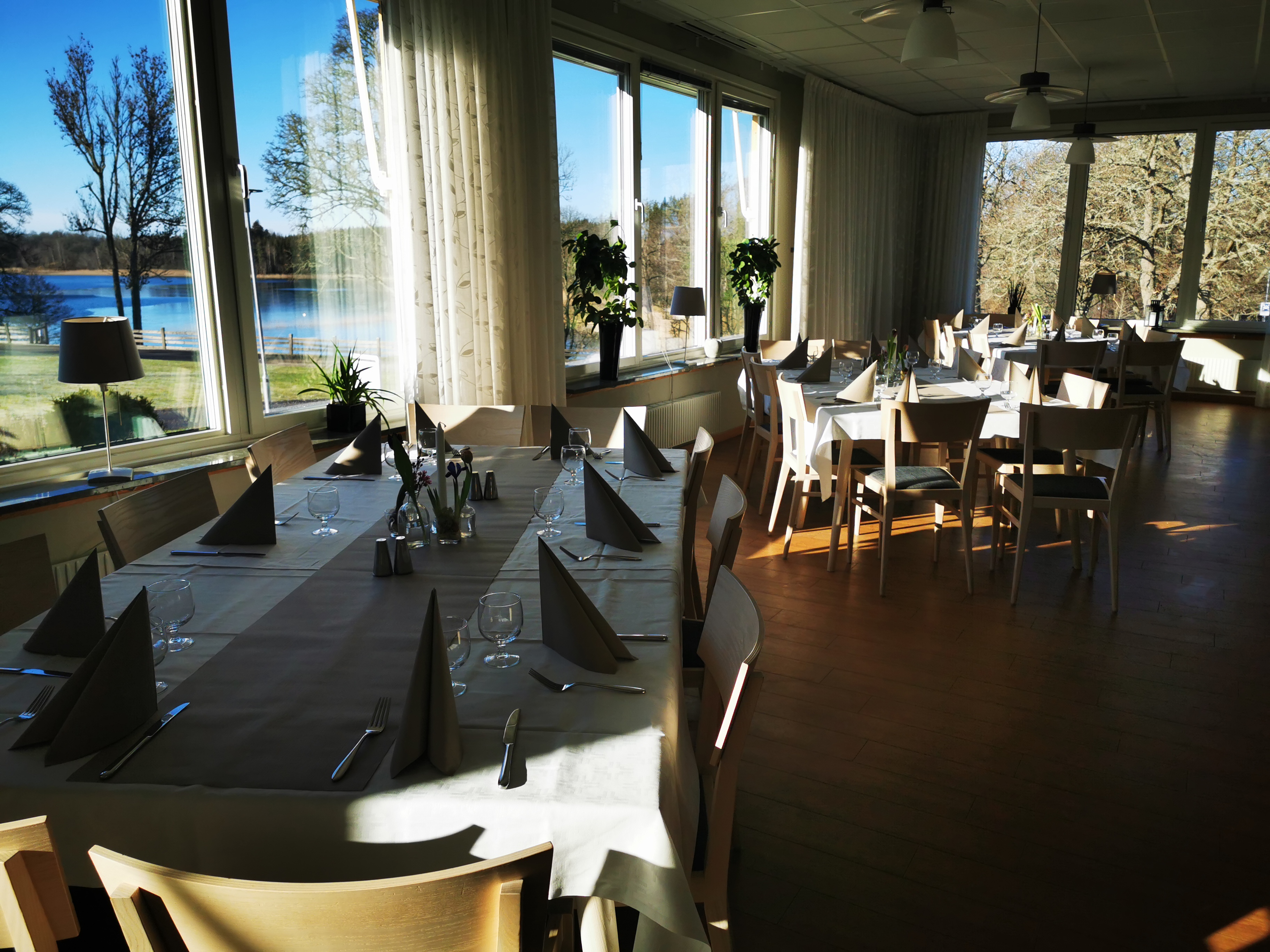 En restaurang som badar i solljus