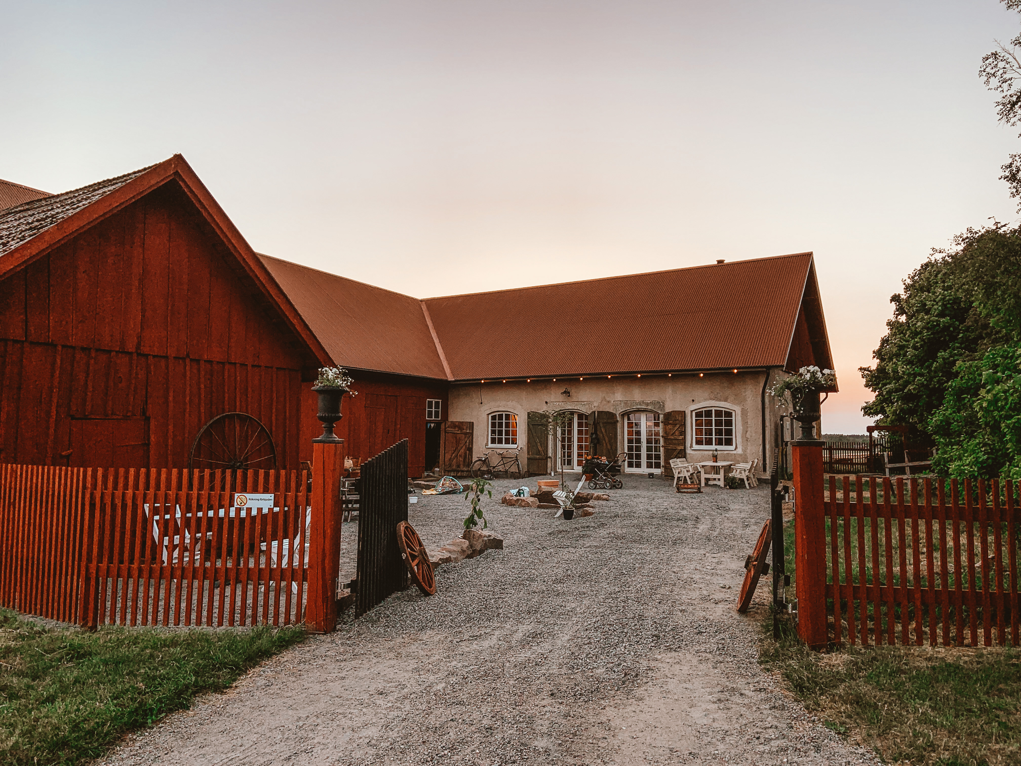 Ladugård i sten med rött tak.
