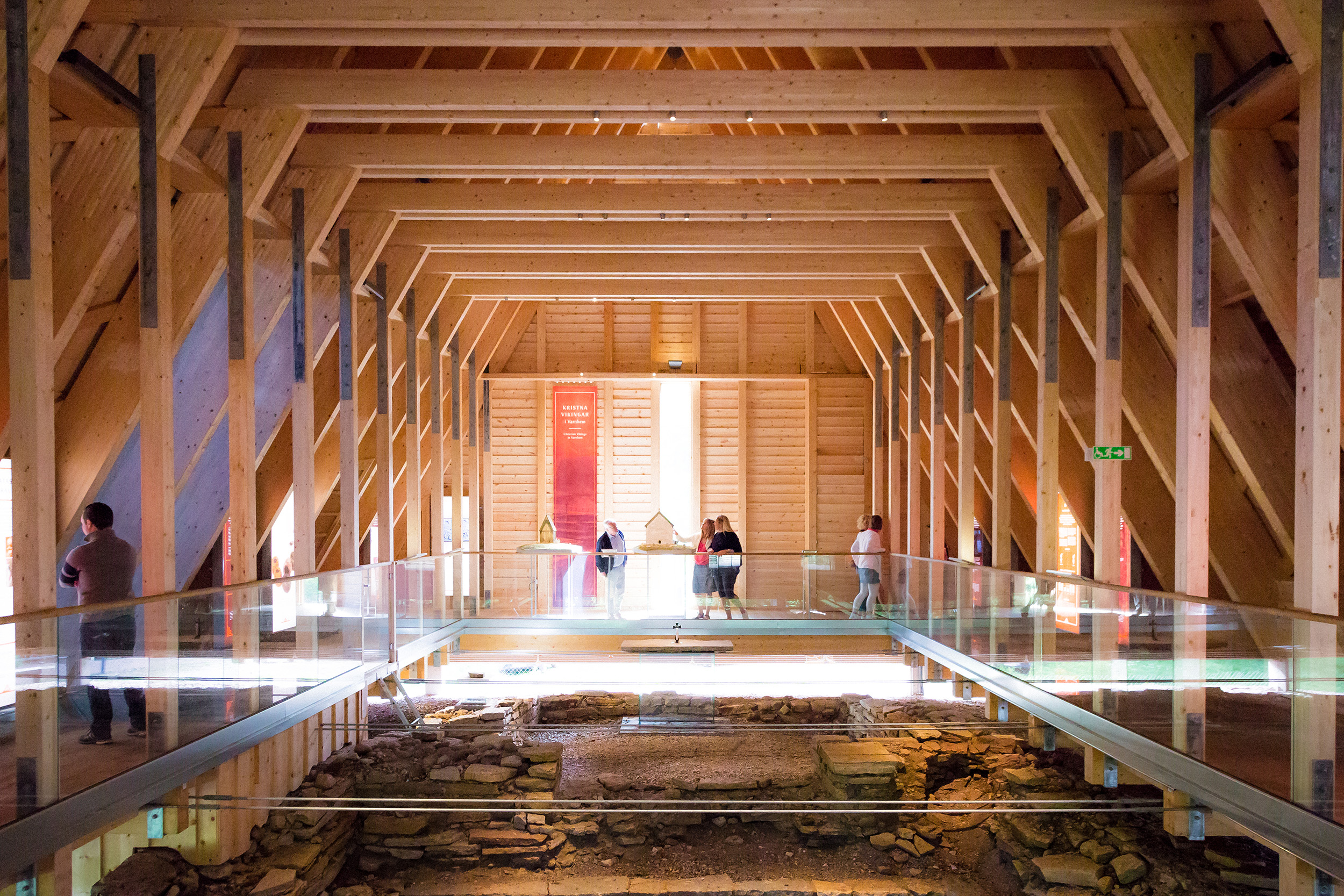 Utställning i Kata gård, vy över den gamla gårdskyrkans golv och murar