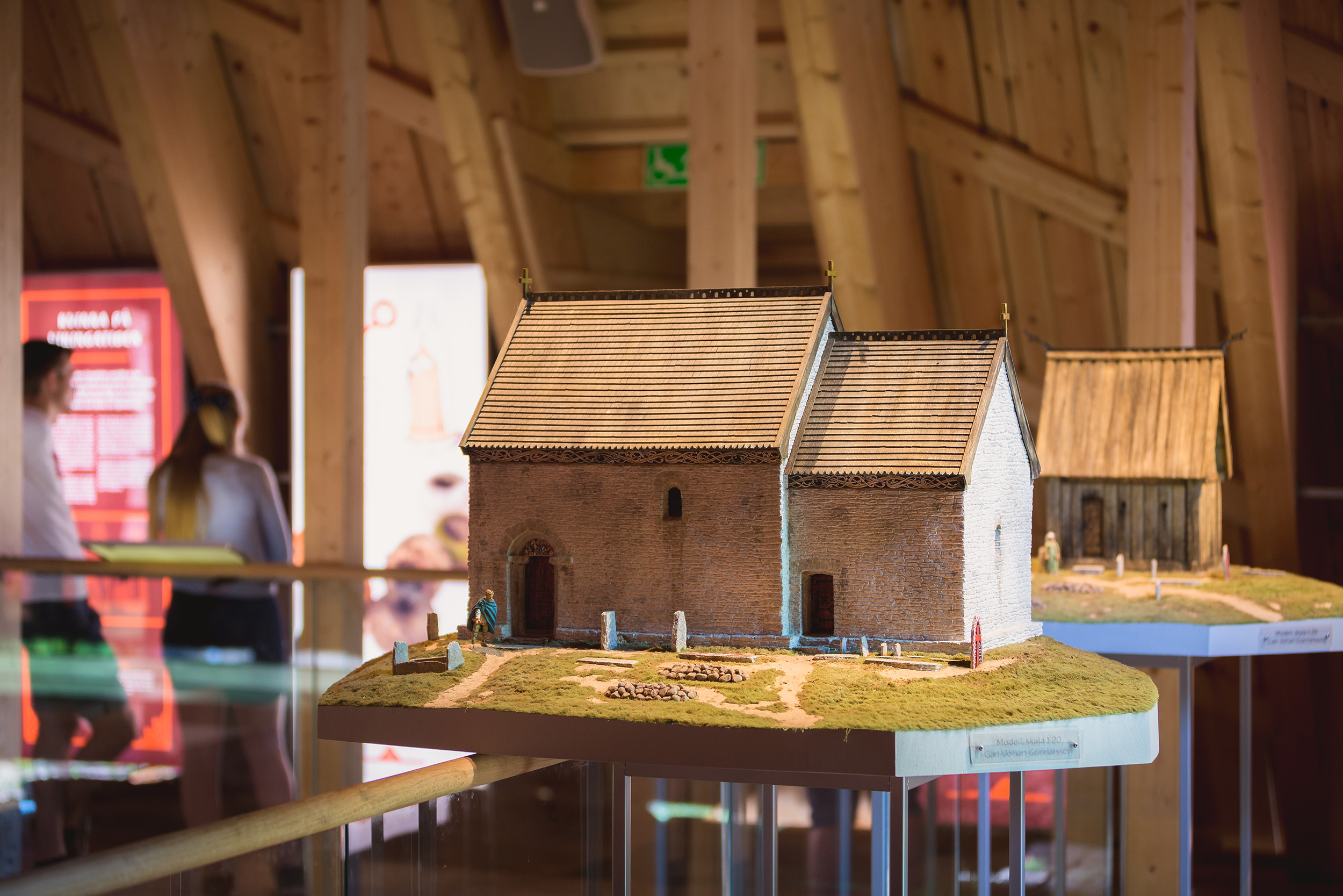 Utställning i Kata gård, vy över den gamla gårdskyrkans golv och murar