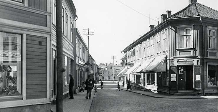 Gammalt foto på Marumsgatan mot Fisktorget (Hötorget) i Skara