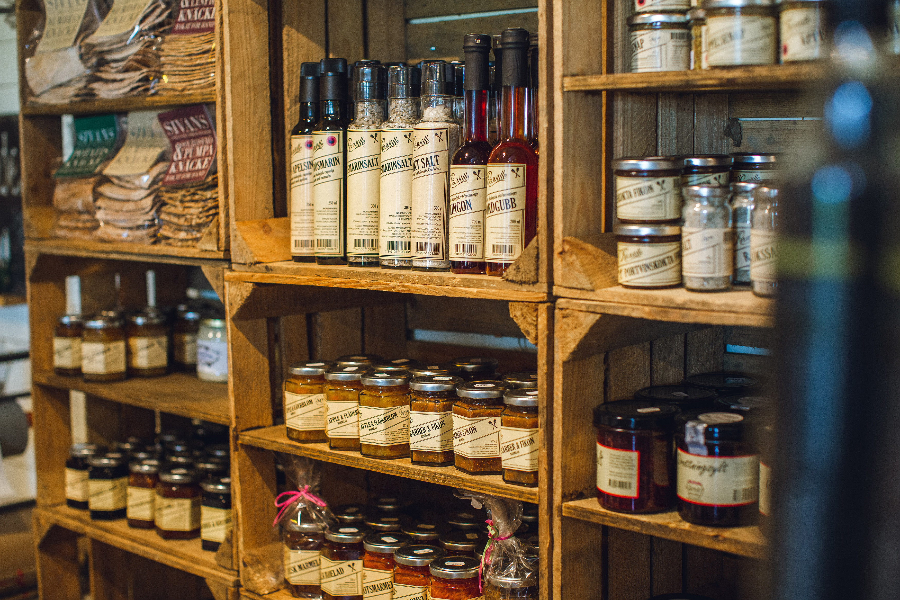 Trähyllor med olika burkar och flaskor.