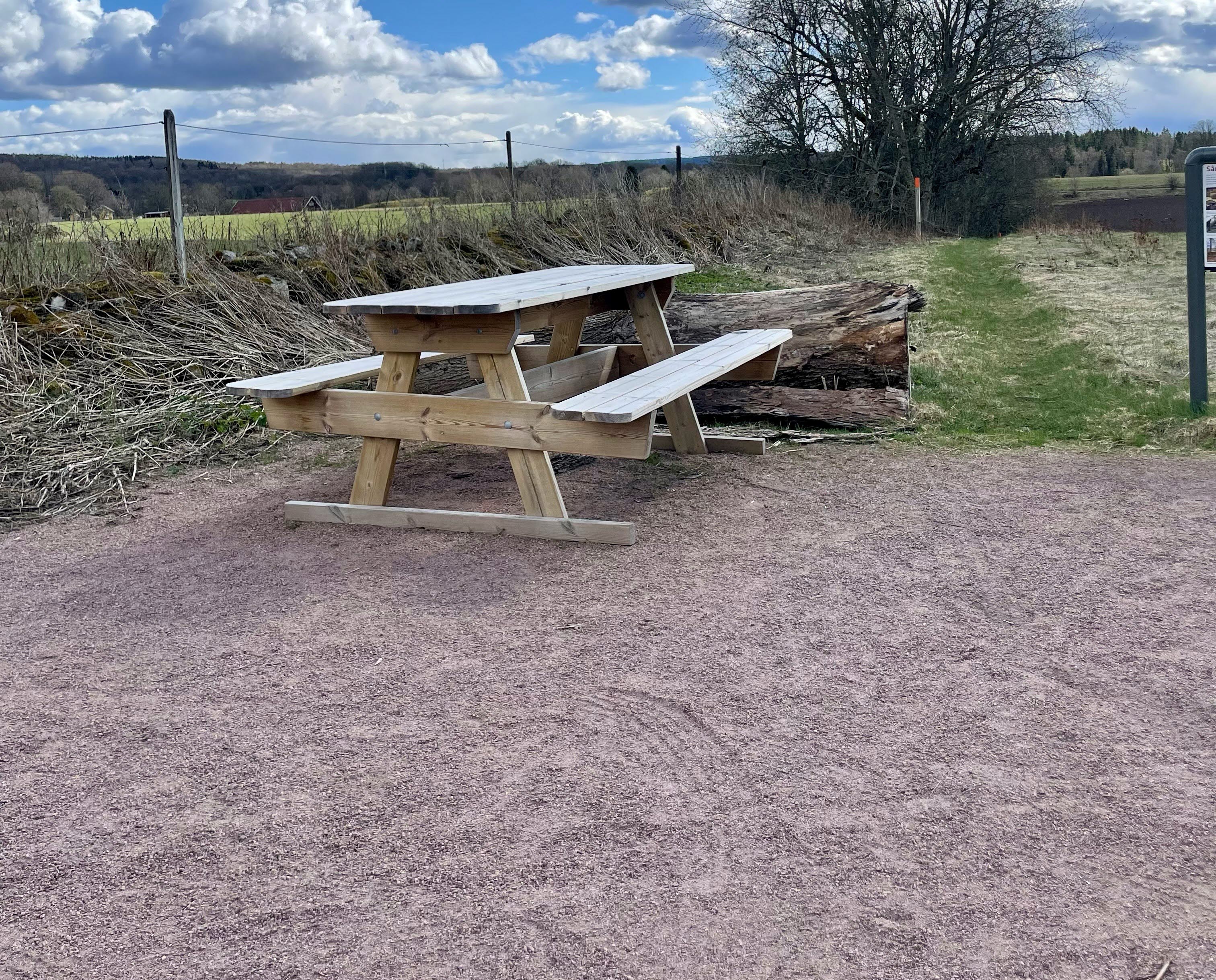 Picknickbord vid öppna landskap
