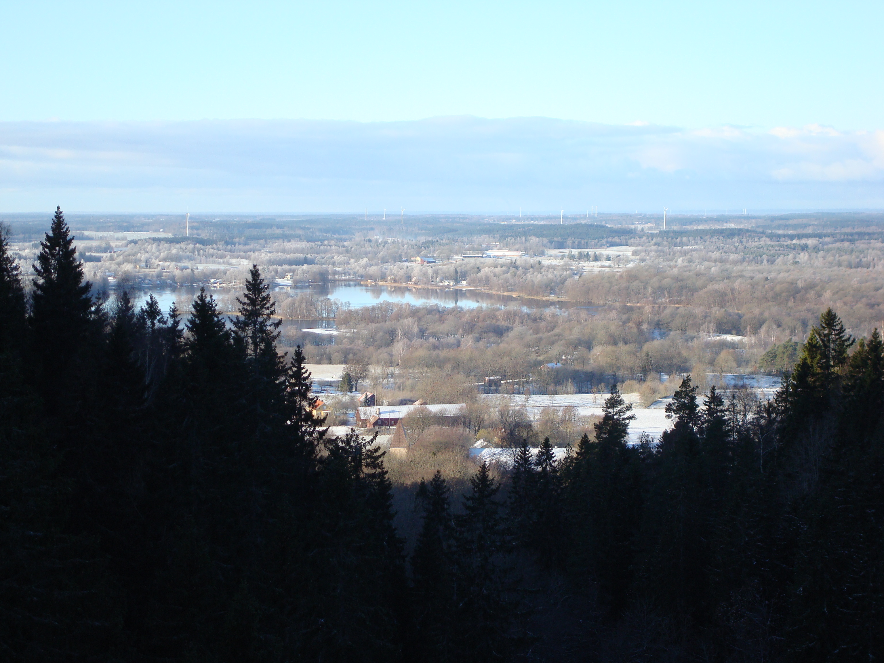 utsiktsbild över vintrigt landskapet med sjöar och skog.