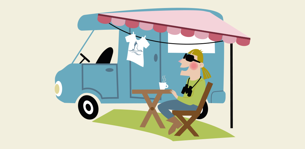 illustrerad bild på en person som sitter utanför sin husbil med en kikare runt halsen. Personen dricker kaffe.