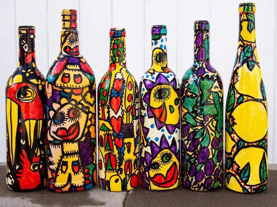 Flaskor som är målade i färgglada mönster. 