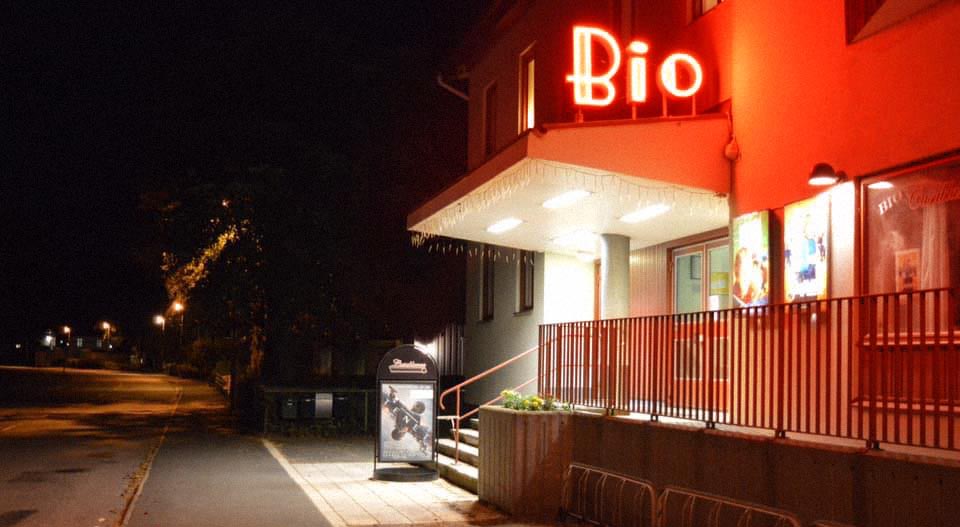 Neonskylt lyser på Bio i Karlsborg