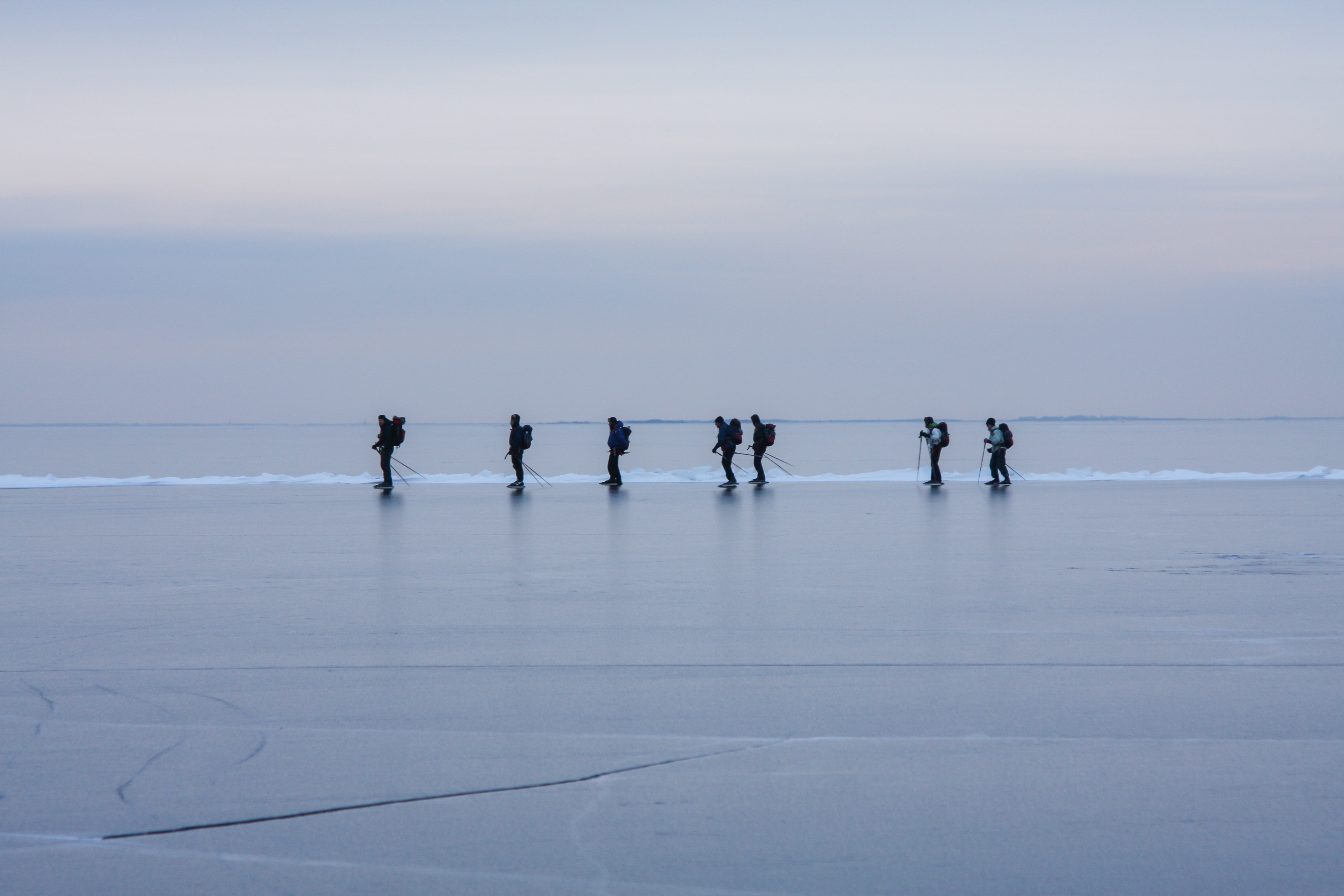 En grupp människor åker skridskor.