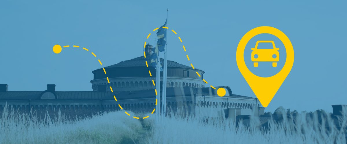 Bild på fästningen med blå platta över bilden samt symbol på bil 