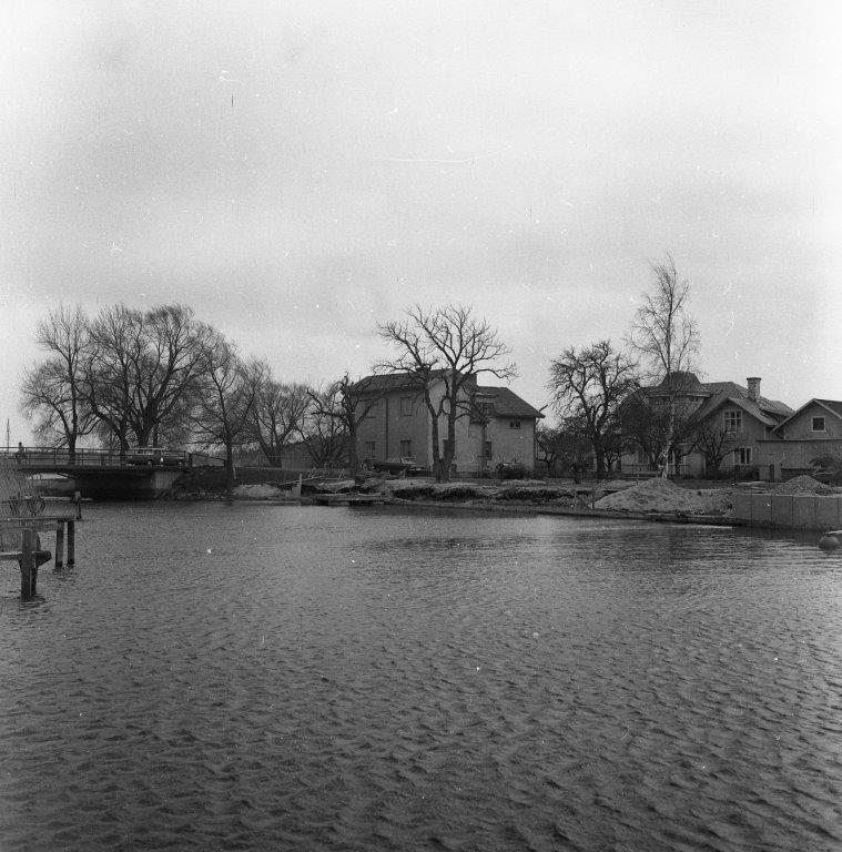 Black and white archive image of the canal with water near Strömbron in Karlsborg.