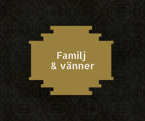Bild med svart bakgrund och en guldfärgad platta med text ovanpå. Texten är "Familj & vänner"