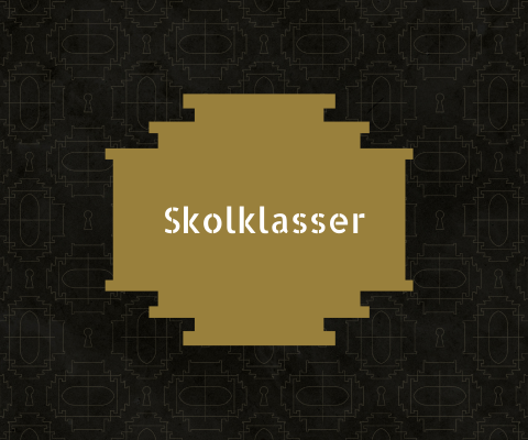 Bild med svart bakgrund och en guldfärgad platta med text ovanpå. Texten är "Skolklasser".