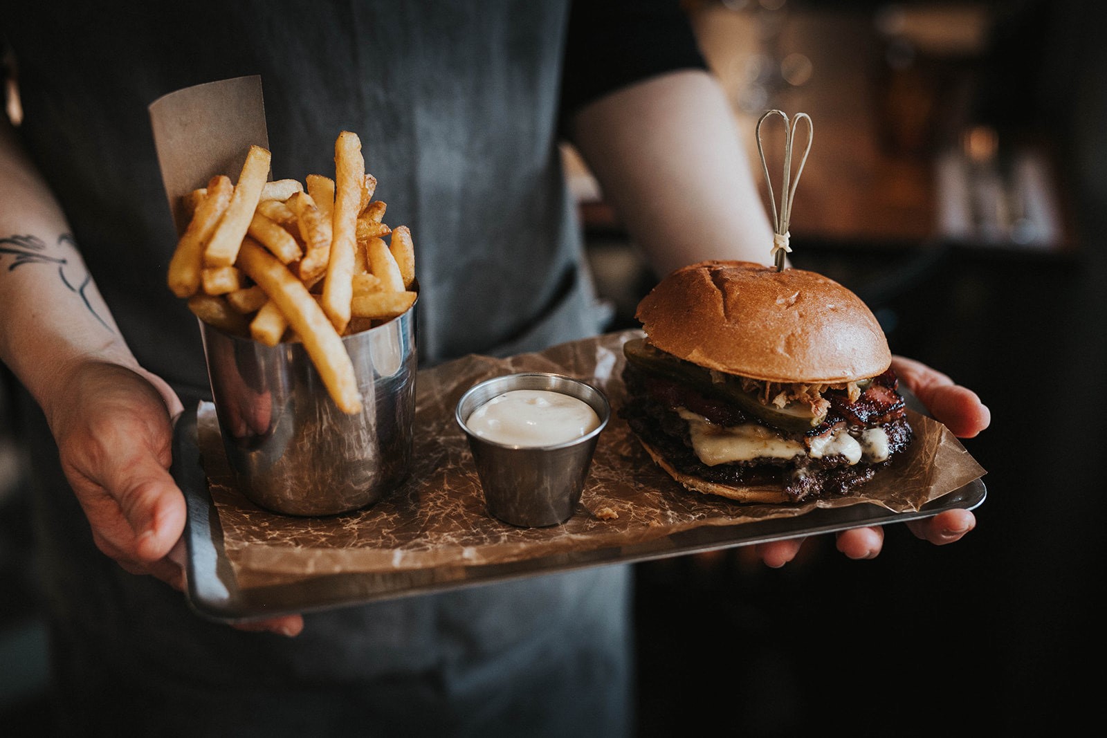 Hamburgare och pommes upplagda på en bricka