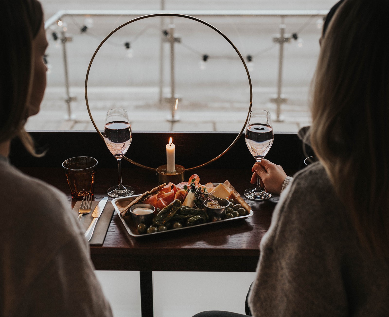 Två personer äter mat tillsammans och har ryggarna mot kameran.