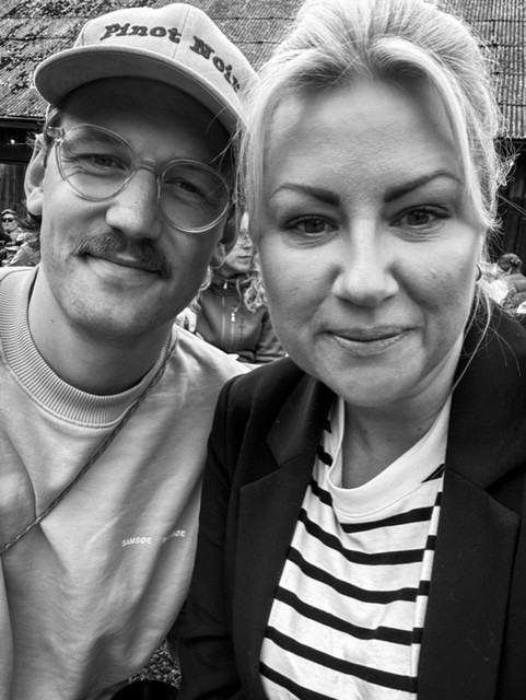 Två personer tittar in i kameran