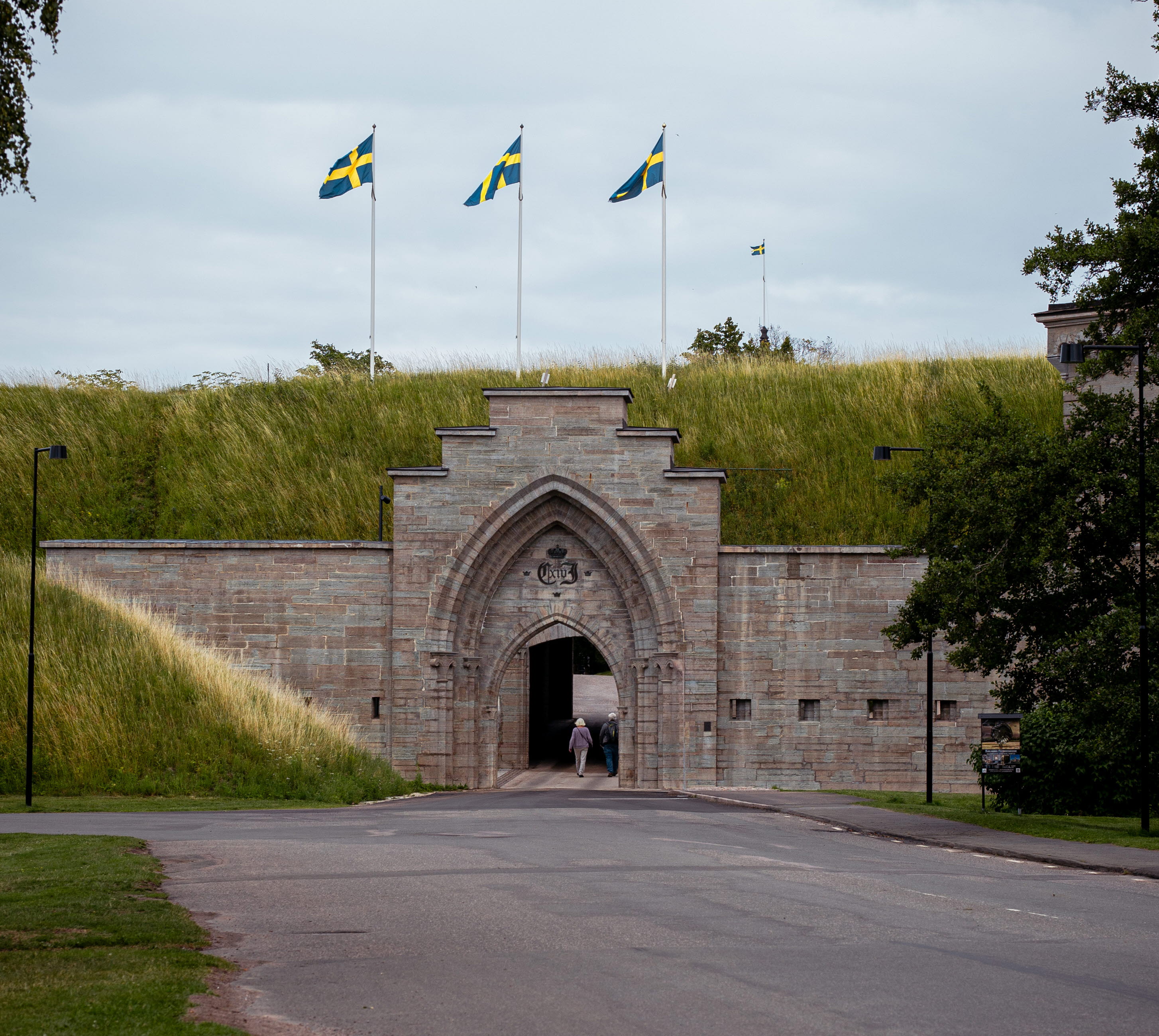 Götiska valvet på Karlsborgs Fästning fotad från ett längre avstånd där man ser vägen in