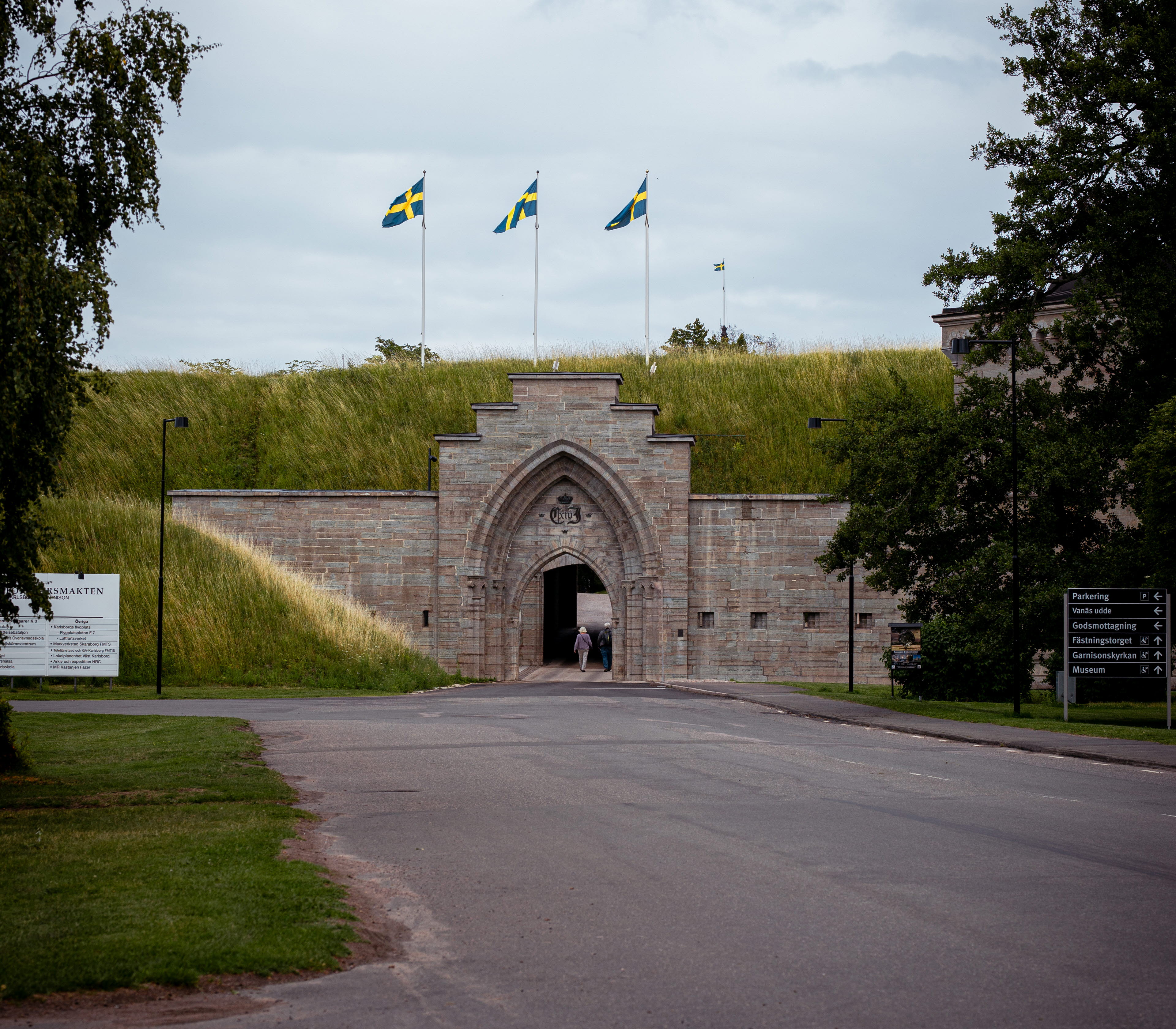 Götiska valvet på Karlsborgs Fästning fotad från ett längre avstånd där man ser vägen in