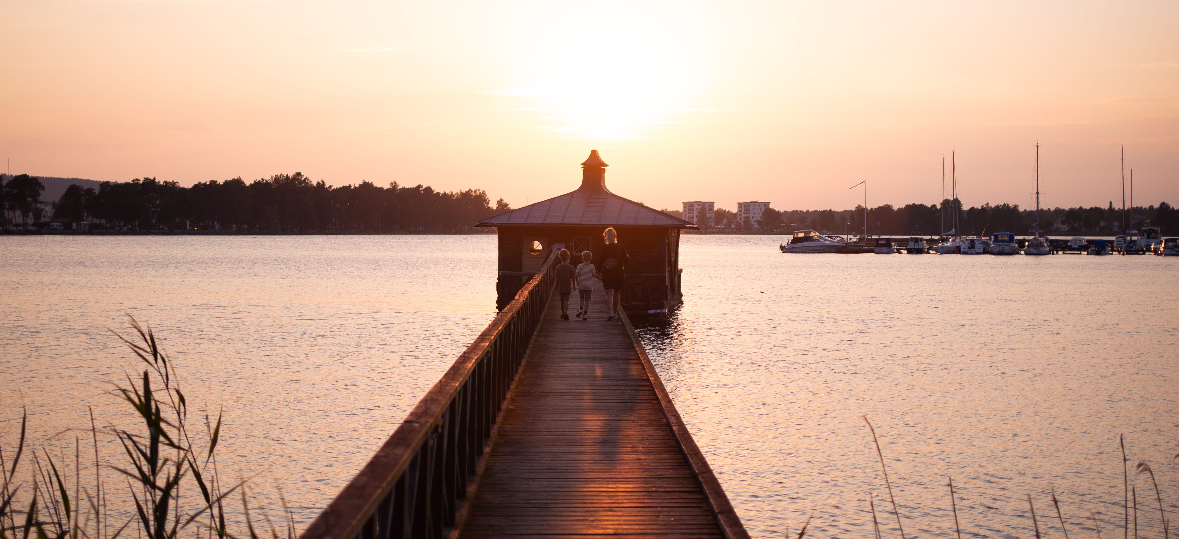 Flytbastu i solnedgång