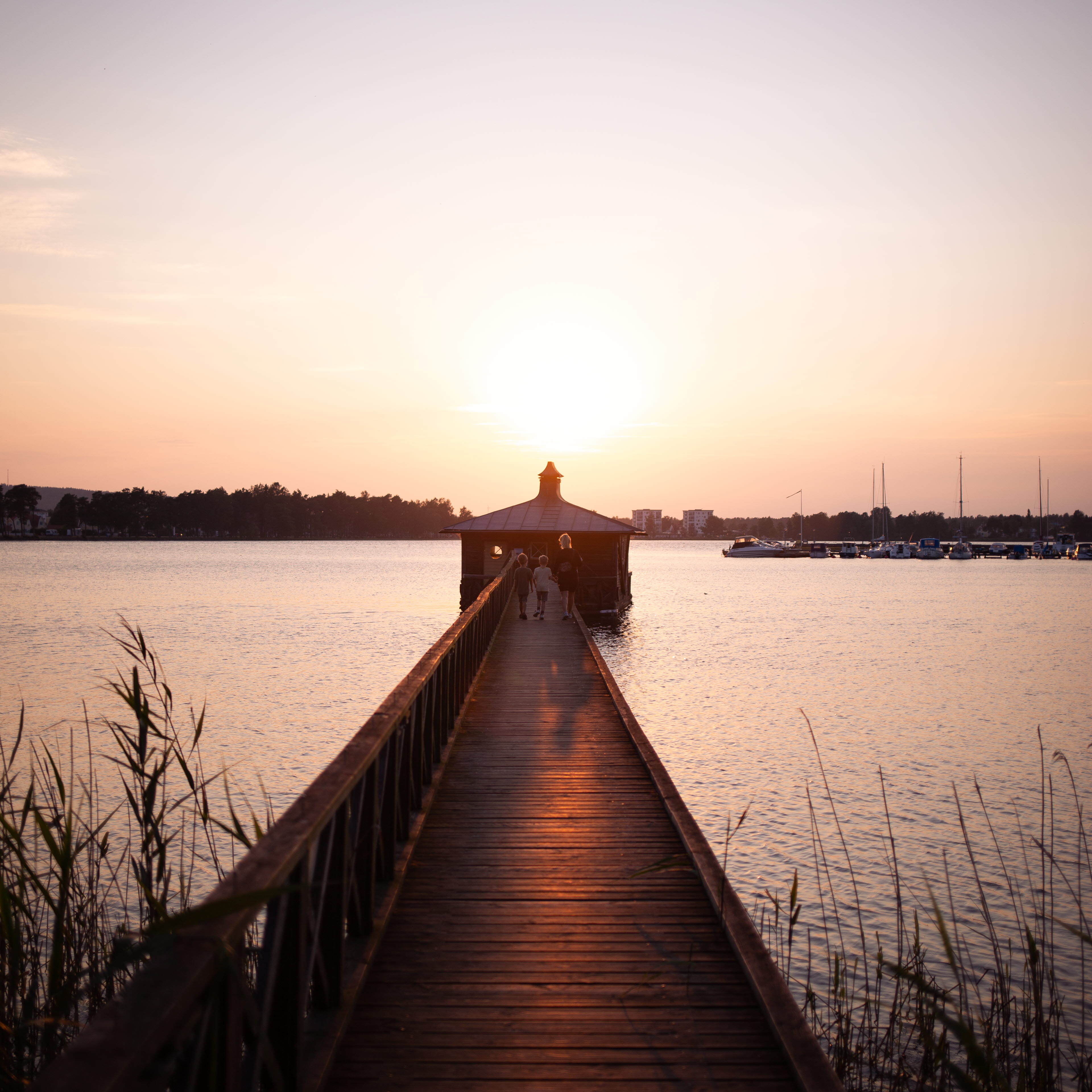 Flytbastu i solnedgång