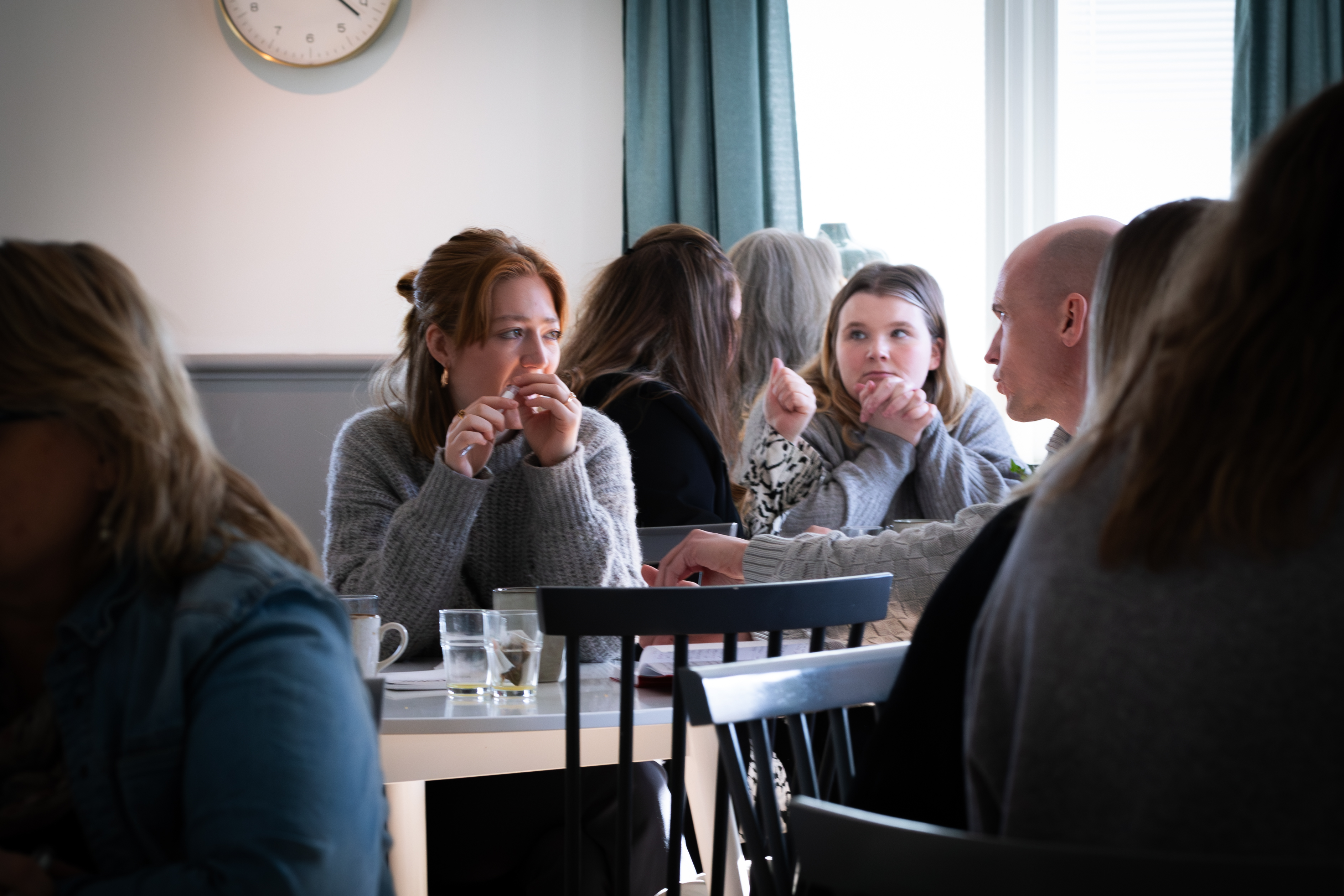 Två personer har en dialog vid ett bord