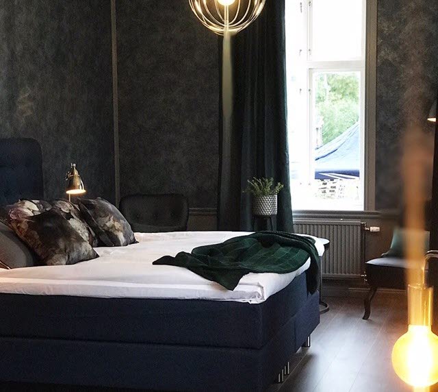 Bäddad säng i nyrenoverat dubbelrum på Hotell Villa Göta i Forsvik, Karlsborgs kommun.