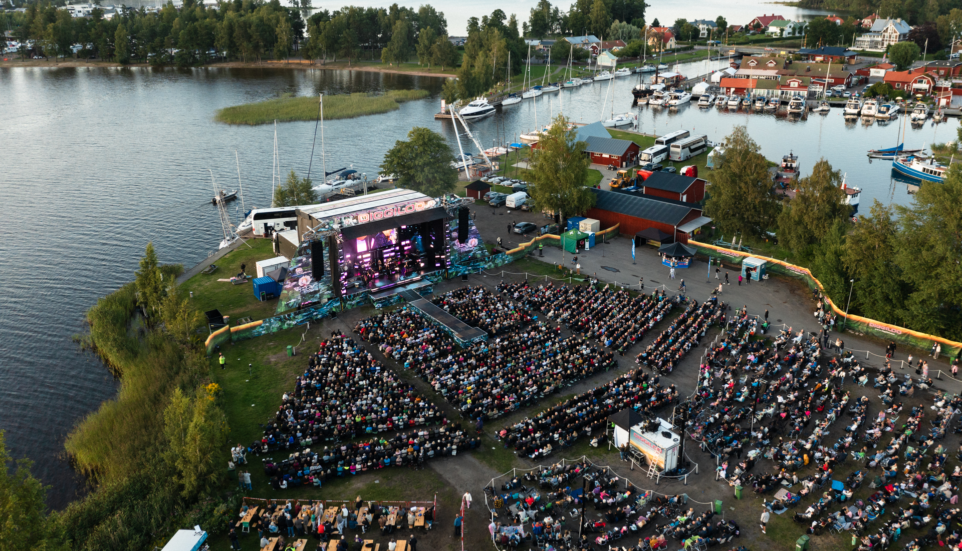 Scen med folkhav framför precis intill vatten