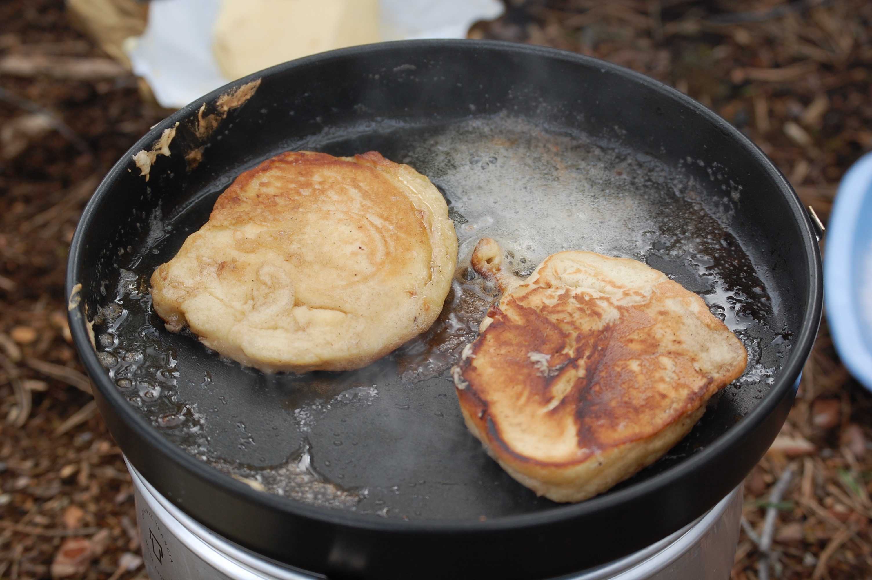Mat på spritkök i naturen.
