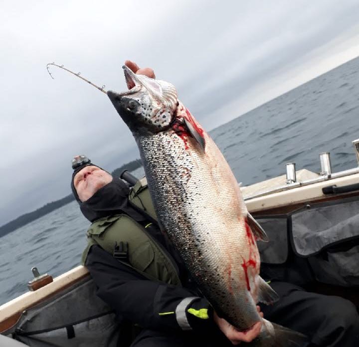 Man med en stor lax från Vättern, Granvik. 