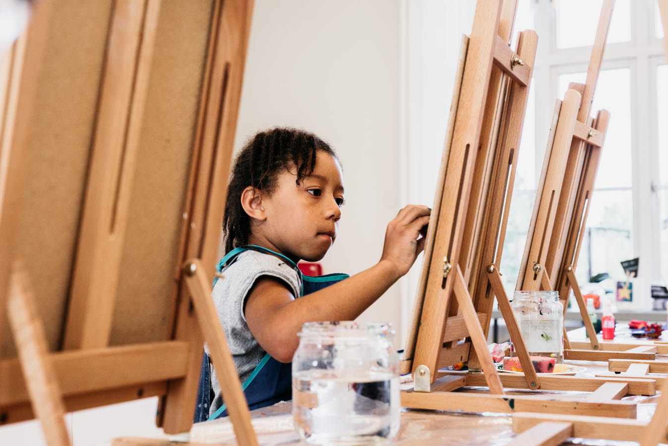 Flicka målar en tavla 