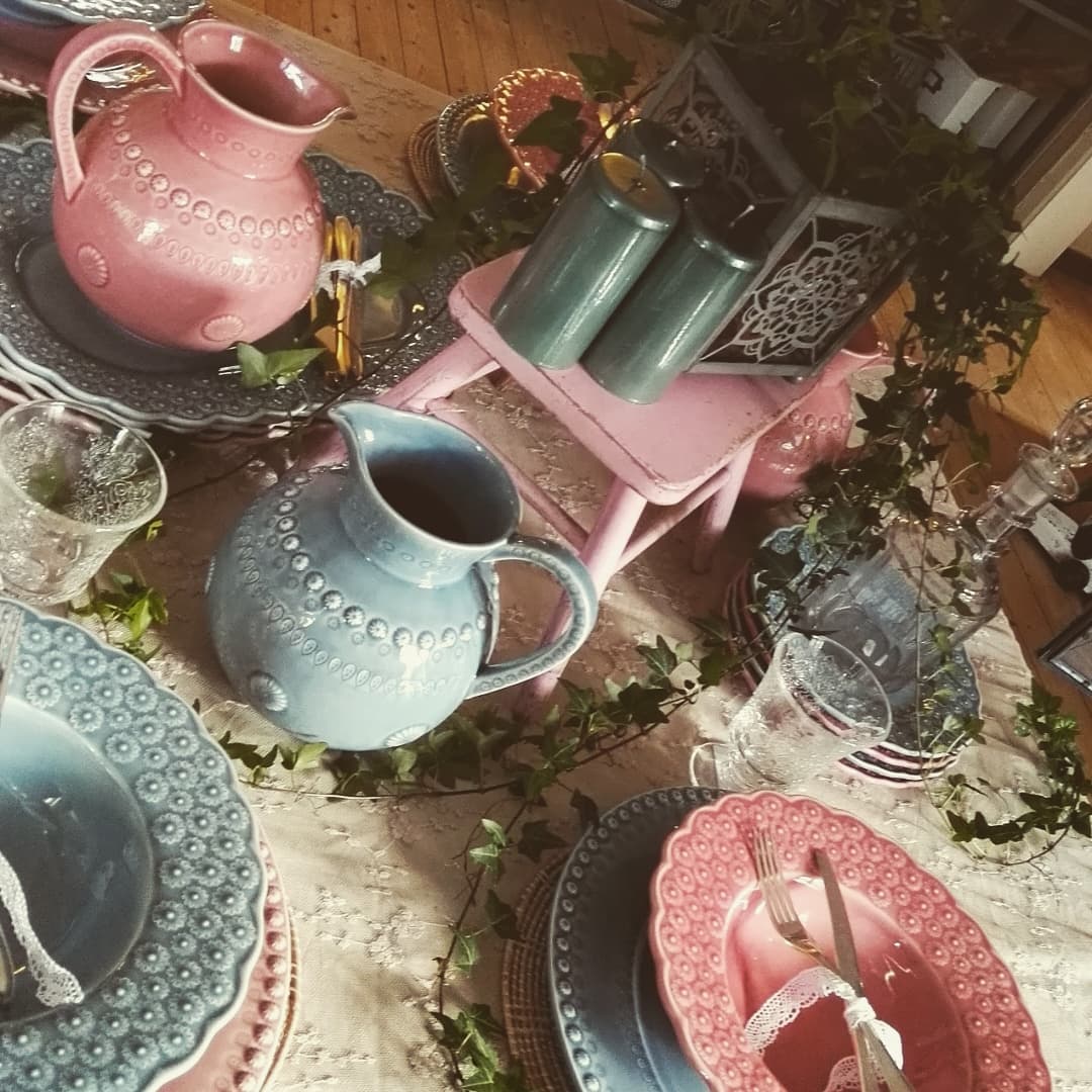 Keramik uppdukat på ett bord.