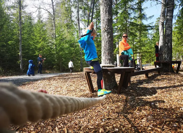 Familjetur med djur och naturlek