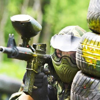 Paintballspelare i full action 
