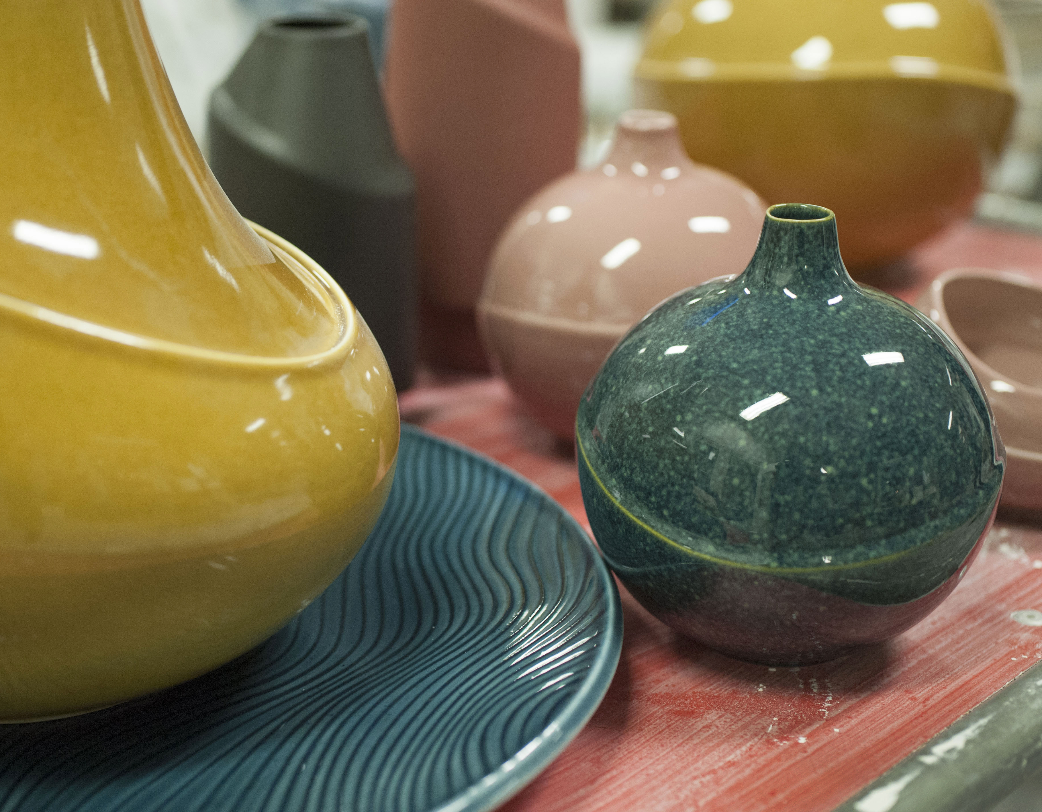 Färgglada krukor på ett bord