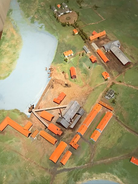 En modell över en gård. 