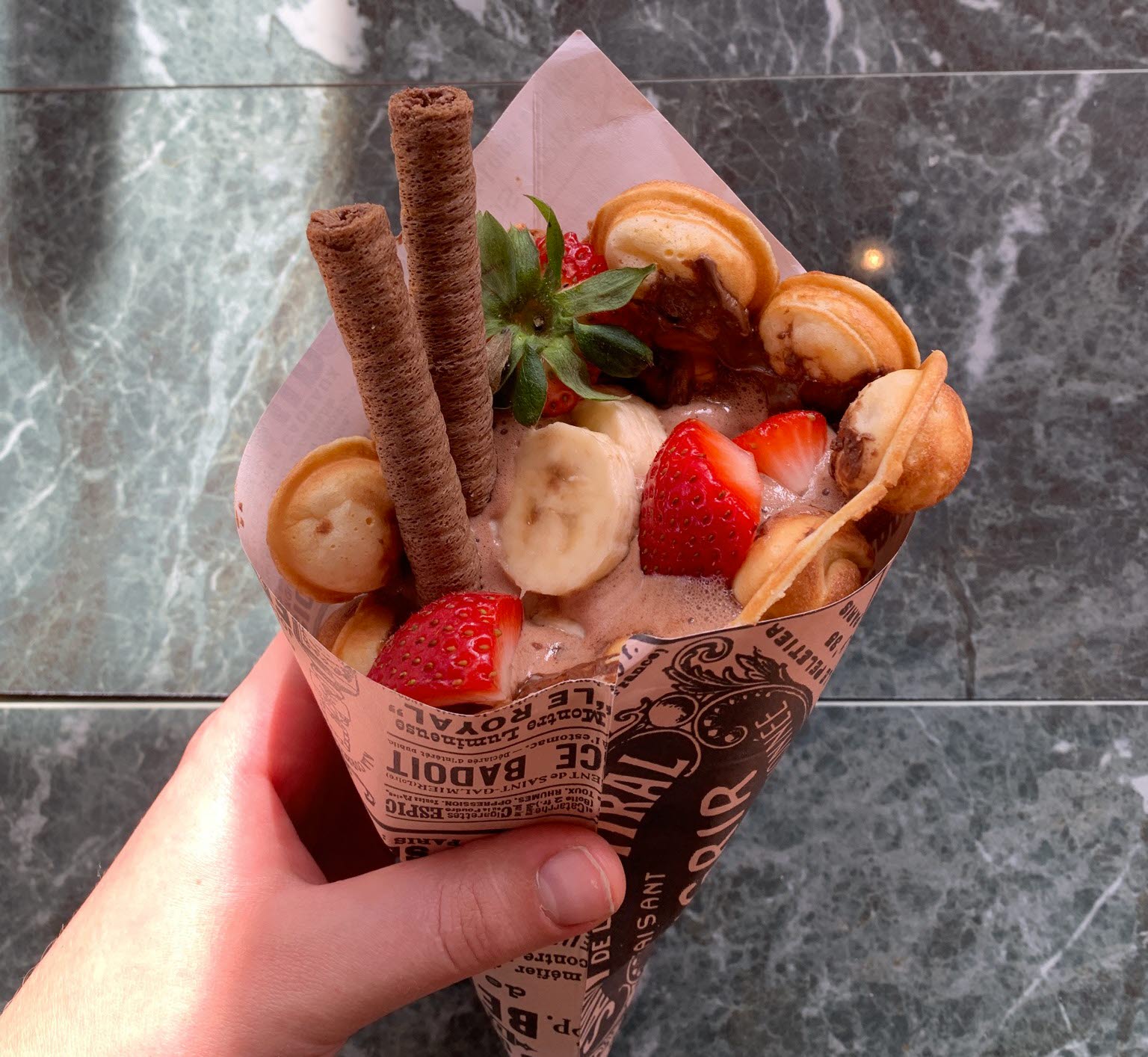 En superläcker bubbelvåffla fylld med glass, banan, jordgubbar och kex. 