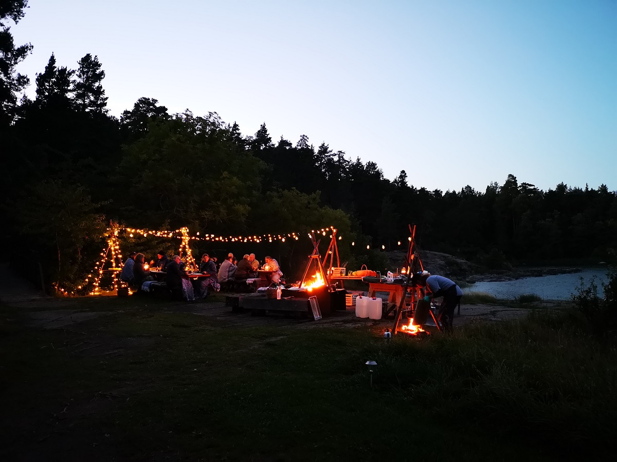 Bord som står i naturen med läckö slott i bakgrunden.