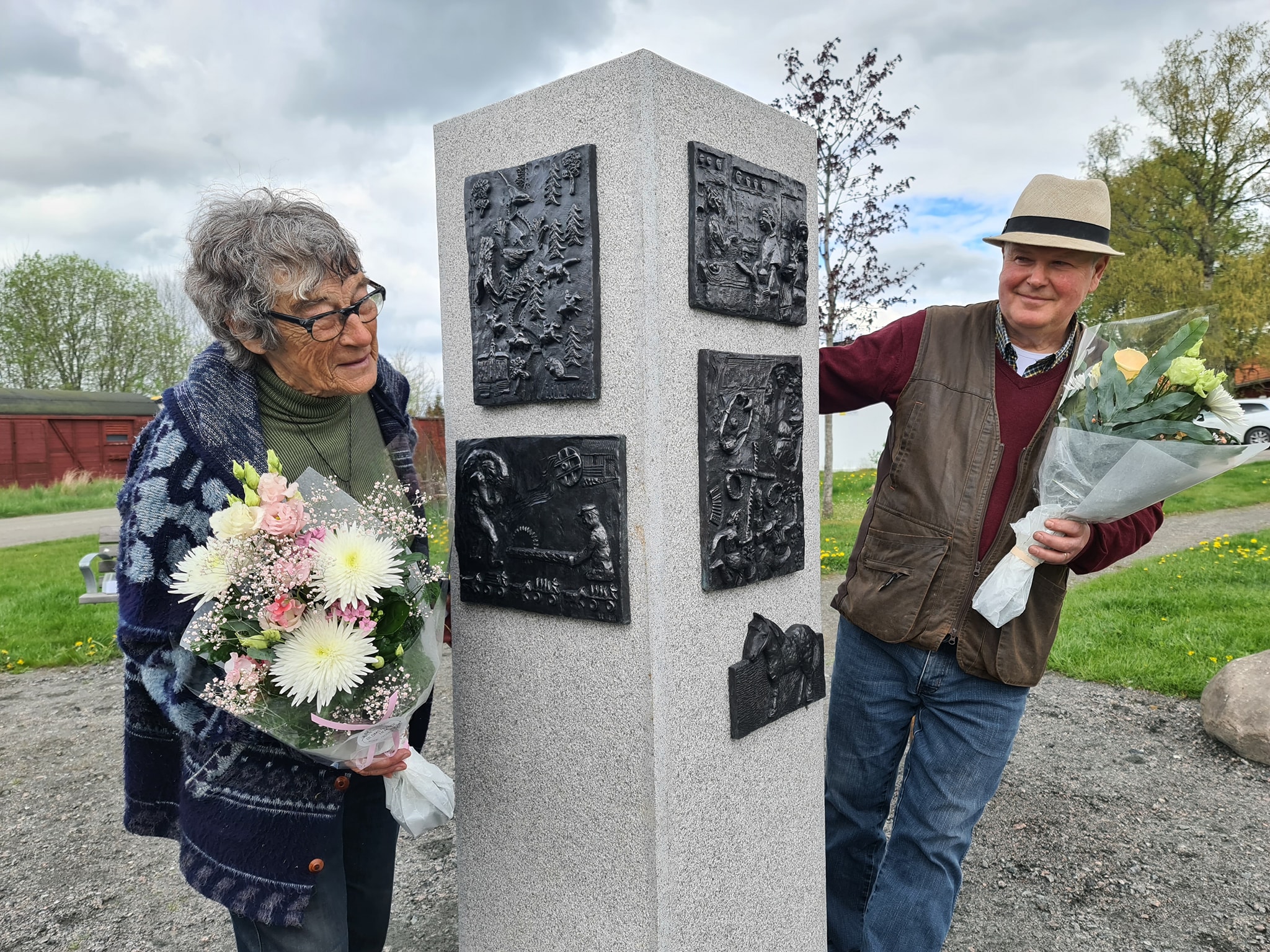 Edna Cers och Martin Hansson med konstverk