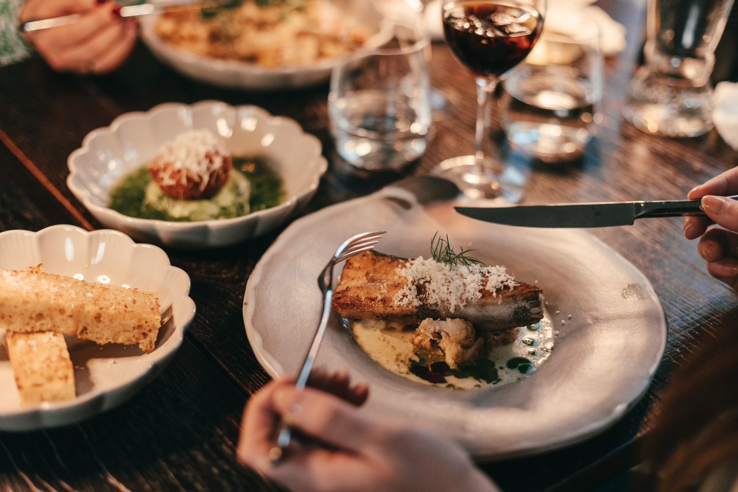 Tallrikar med mat på en restaurang. 